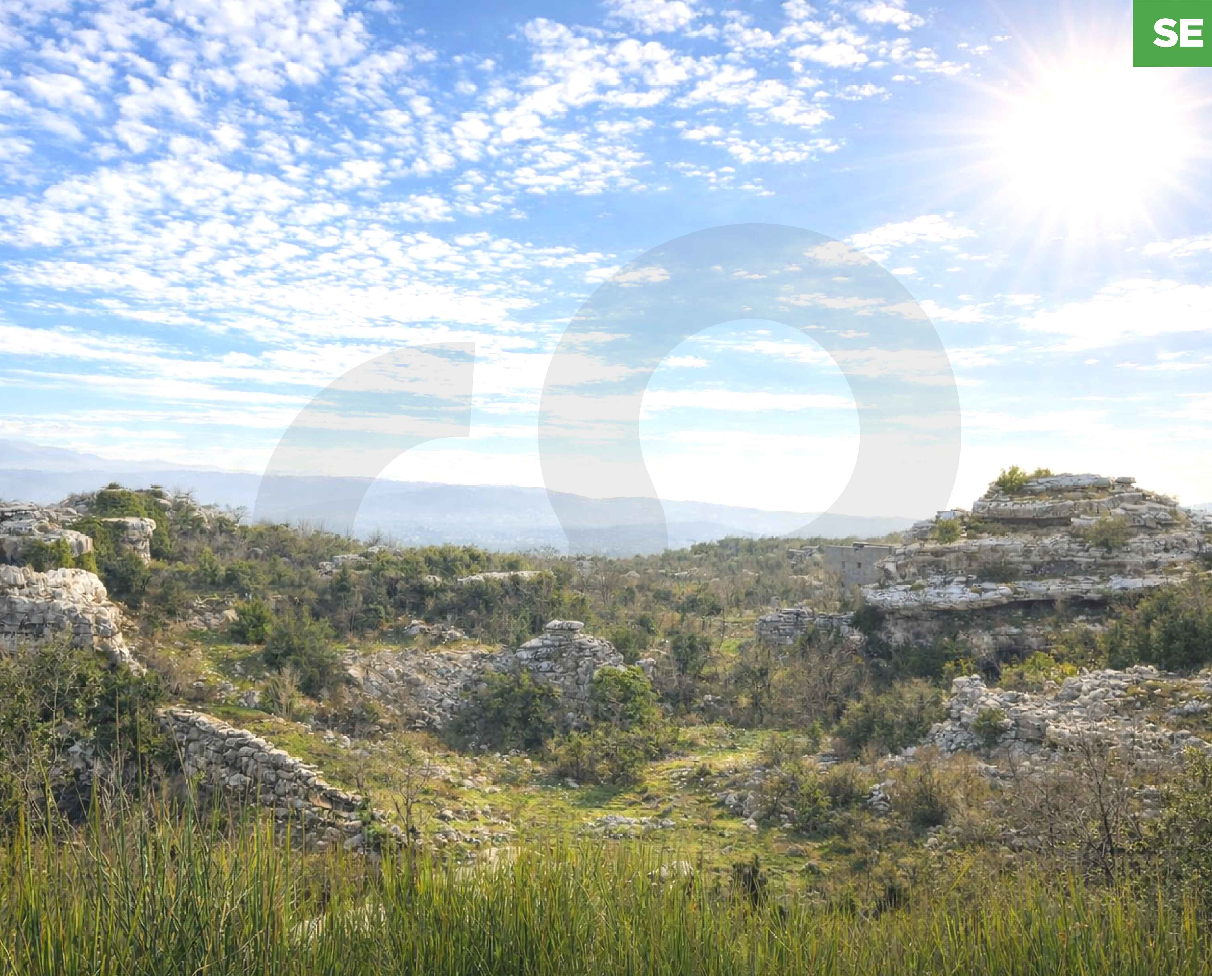 LAND/Located in the very heart of Feitroun