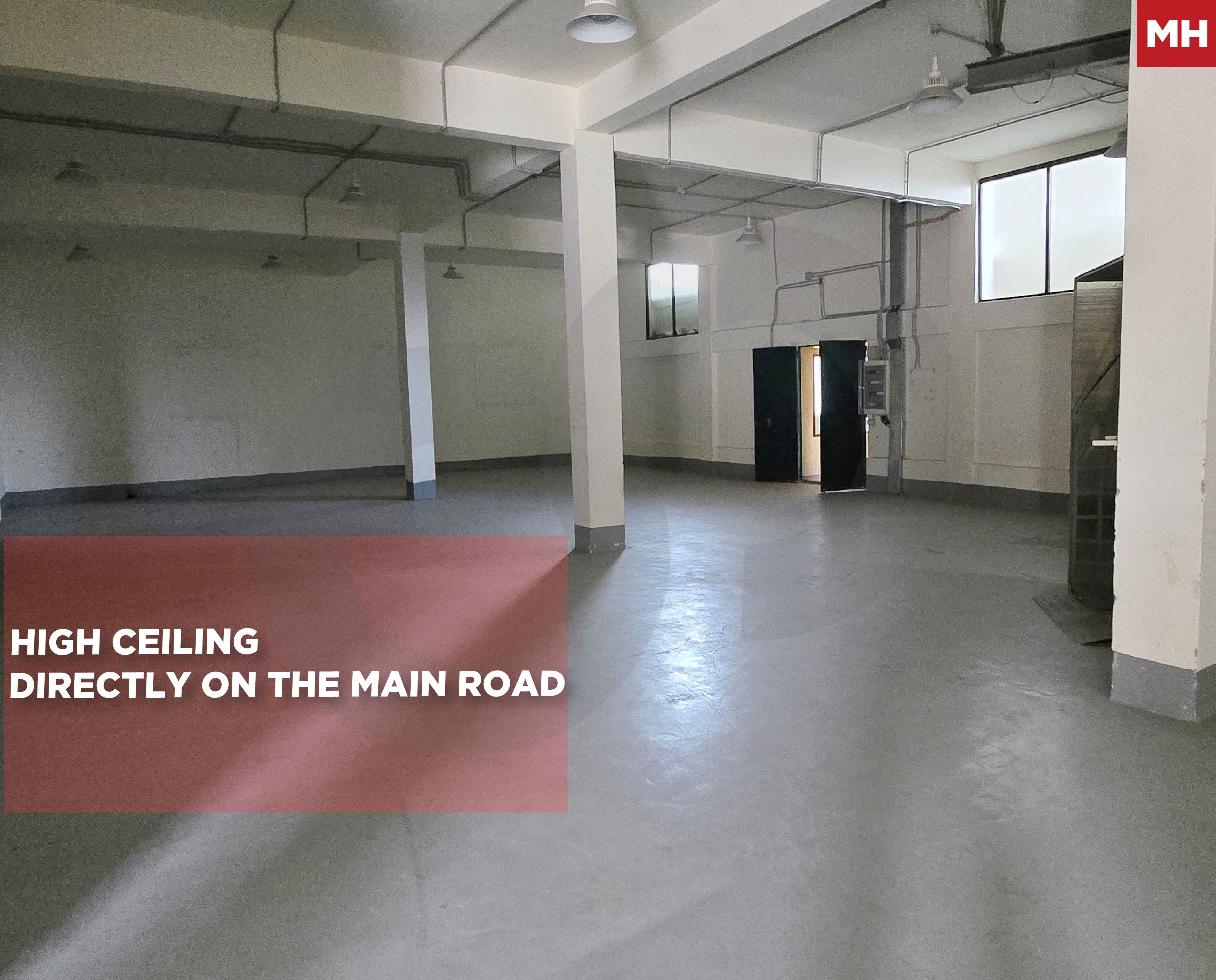 WAREHOUSE/BAABDA MAIN ROAD / offering a strategic location — photo 1