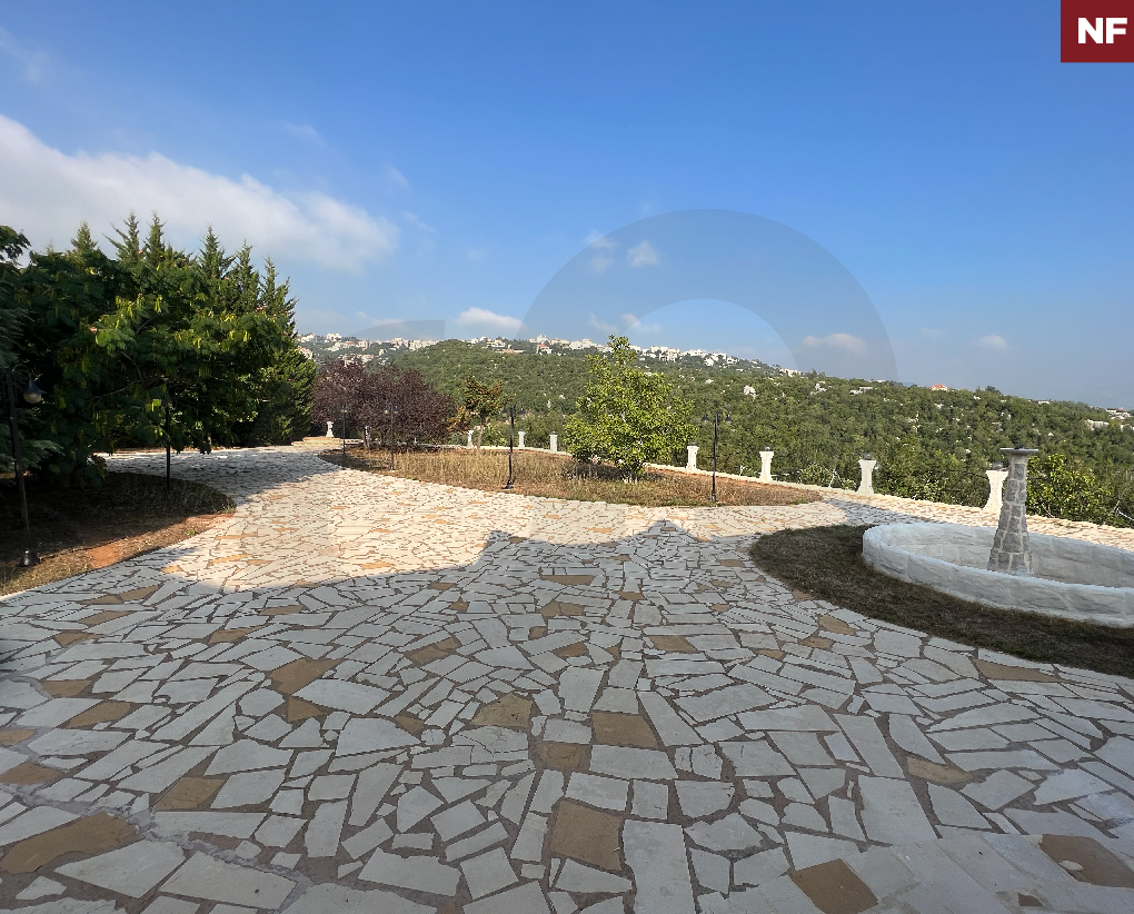 Villa in Ajaltoun - land with a building permit