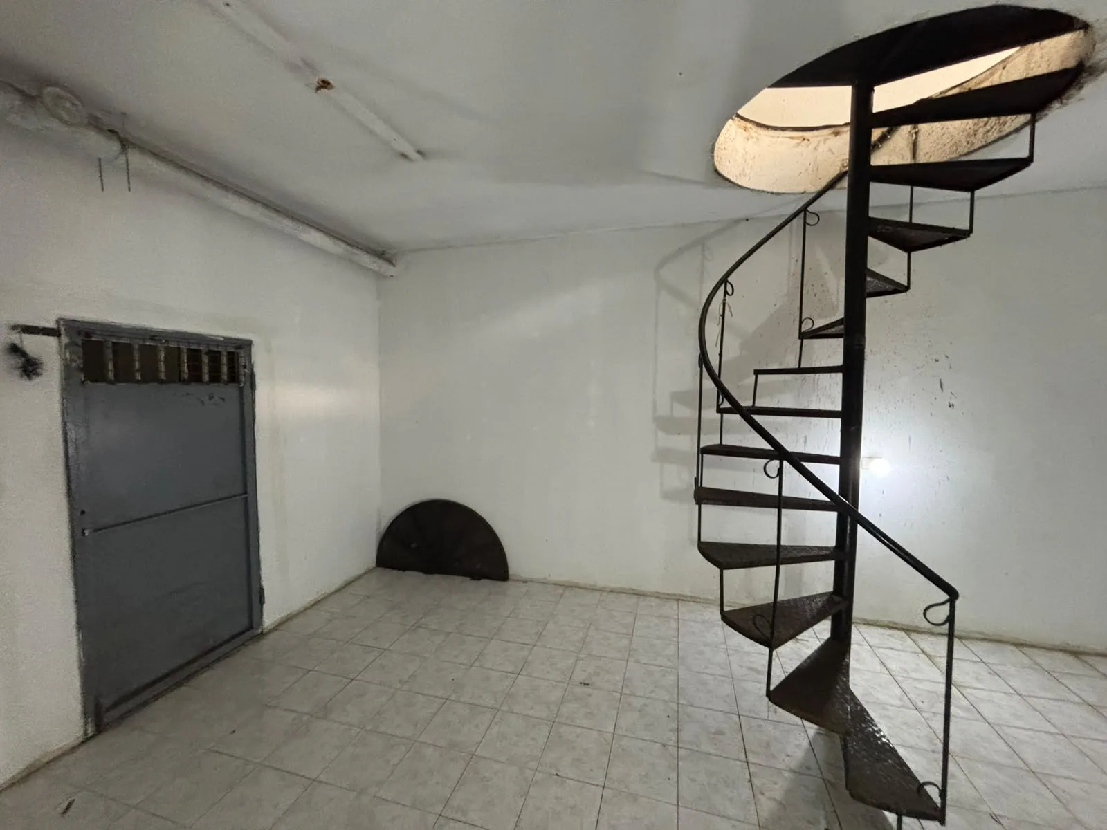 Shop for sale in Sabtiyeh