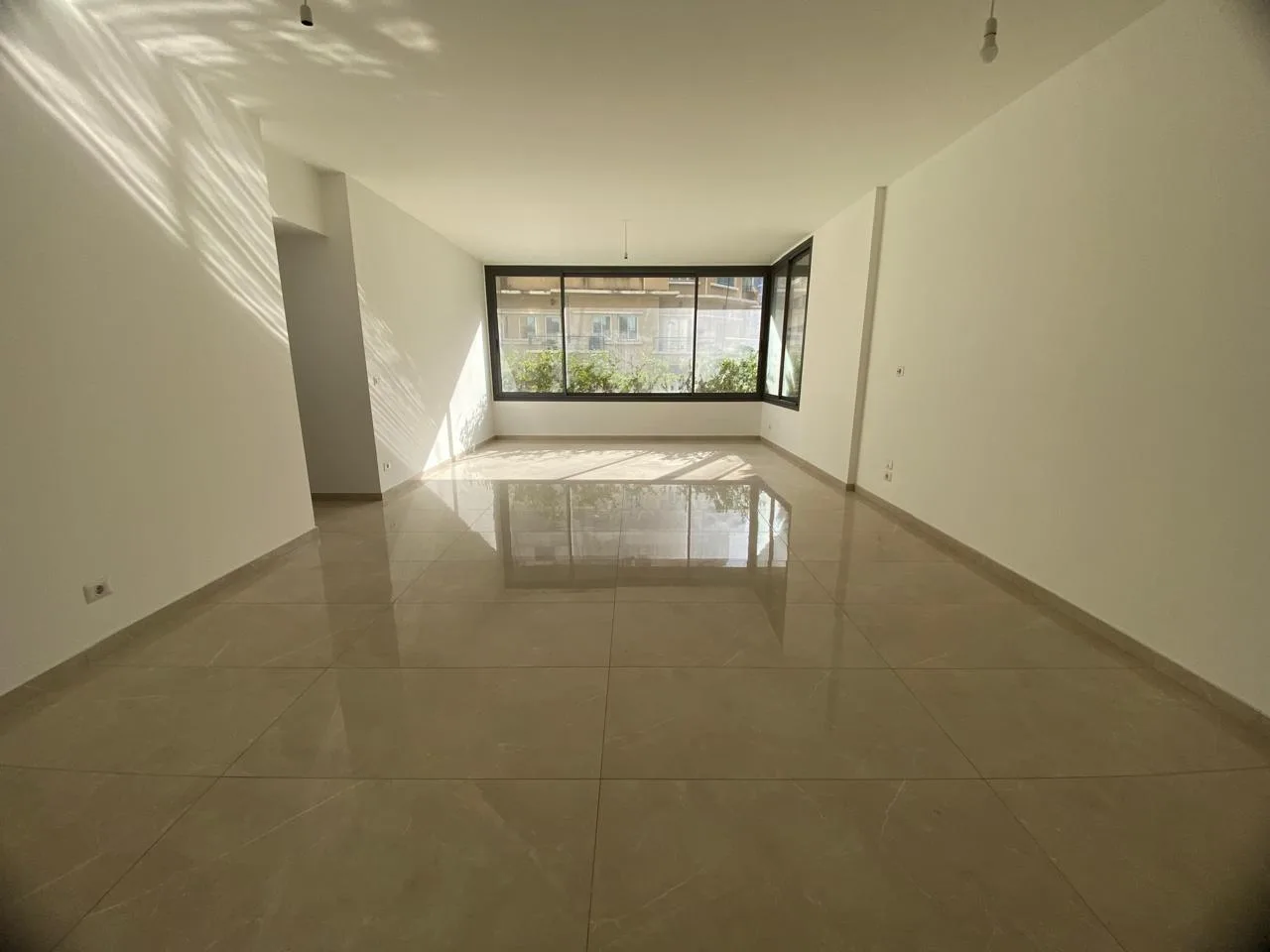 Apartment for Sale in Hamra — الصورة 2