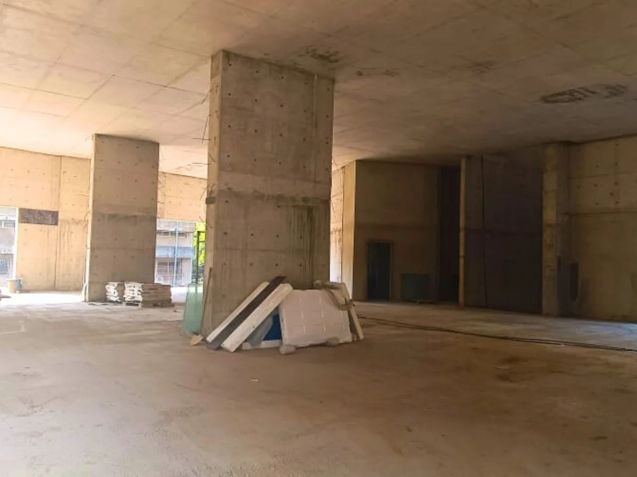 Showroom for Rent in Zouk Mosbeh, Lebanon — الصورة 2