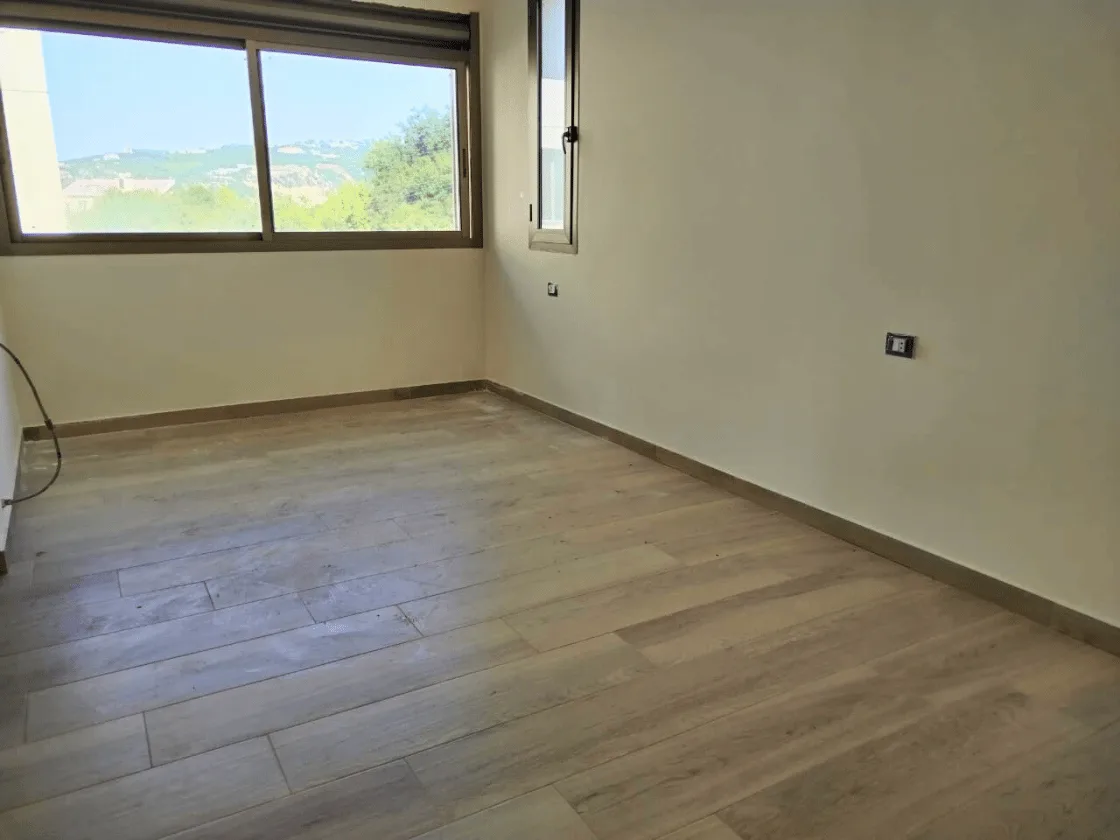 Apartment for Sale in Ballouneh, Lebanon — الصورة 3