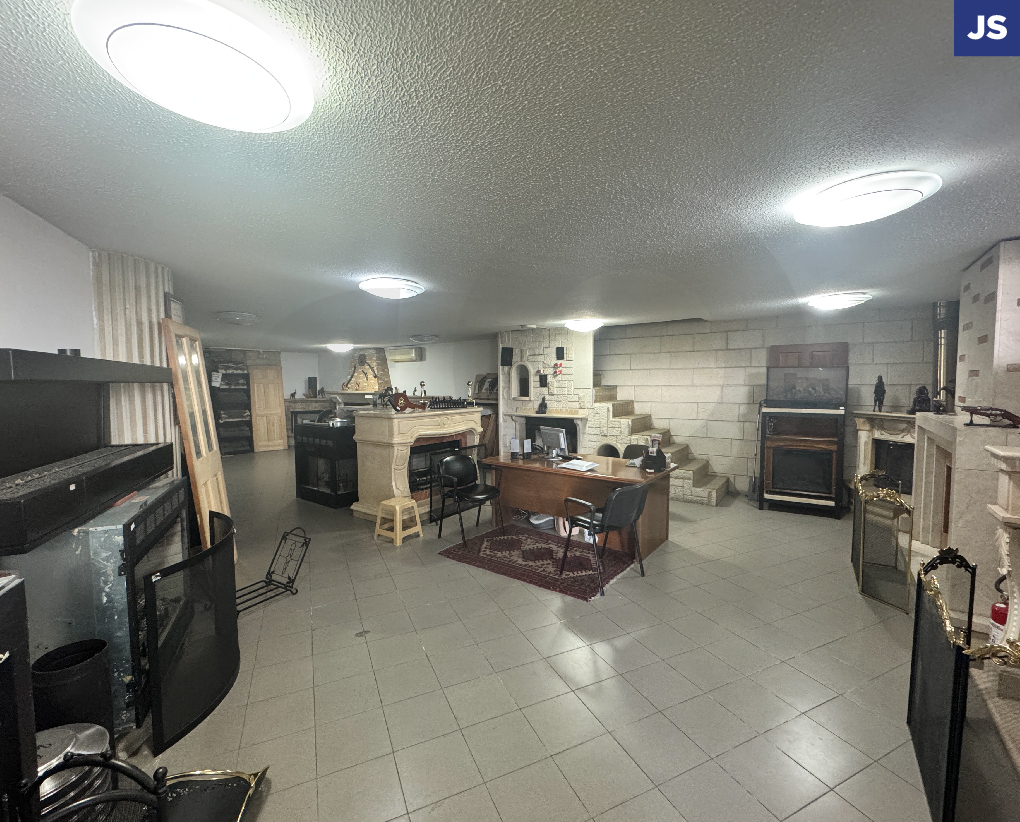 SHOWROOM/main road/Hazmiyeh