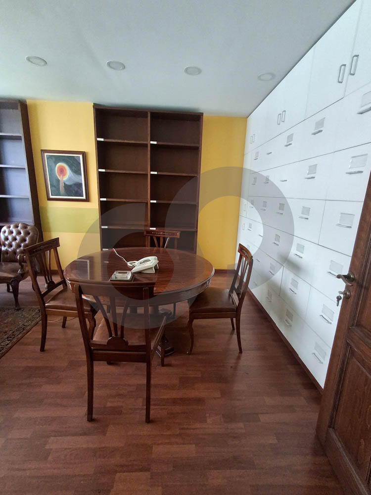 PRIME LOCATION / OFFICE FOR RENT / ACHRAFIEH-BEIRUT — الصورة 3