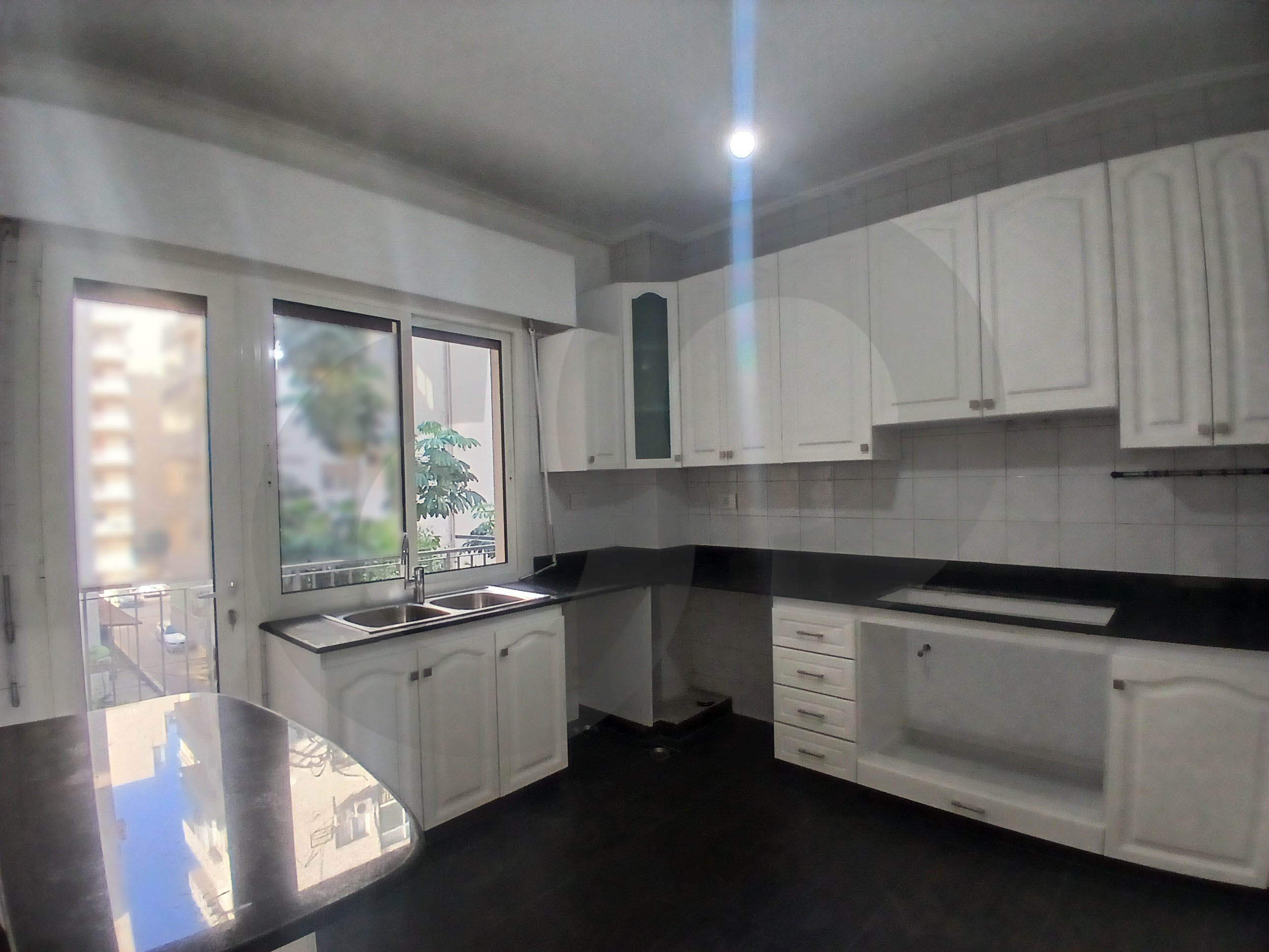 Apartment For Rent/Prime location/Fully Renovated/High Ceiling/BADARO-BEIRUT — الصورة 3