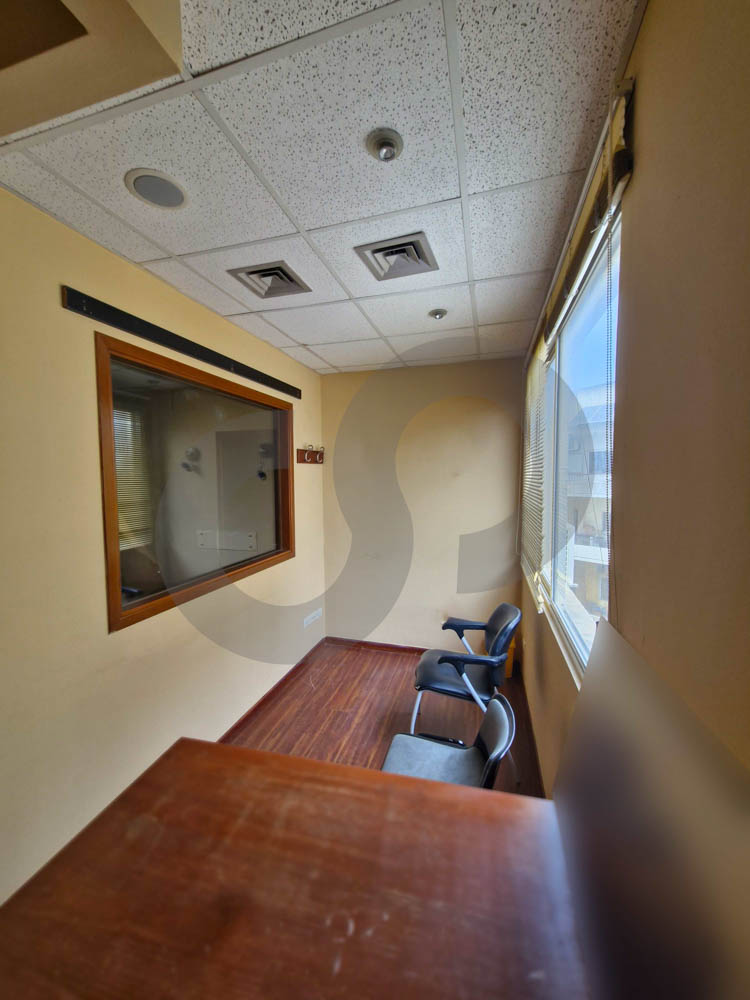 PRIME LOCATION / OFFICE FOR RENT / JBEIL — الصورة 2