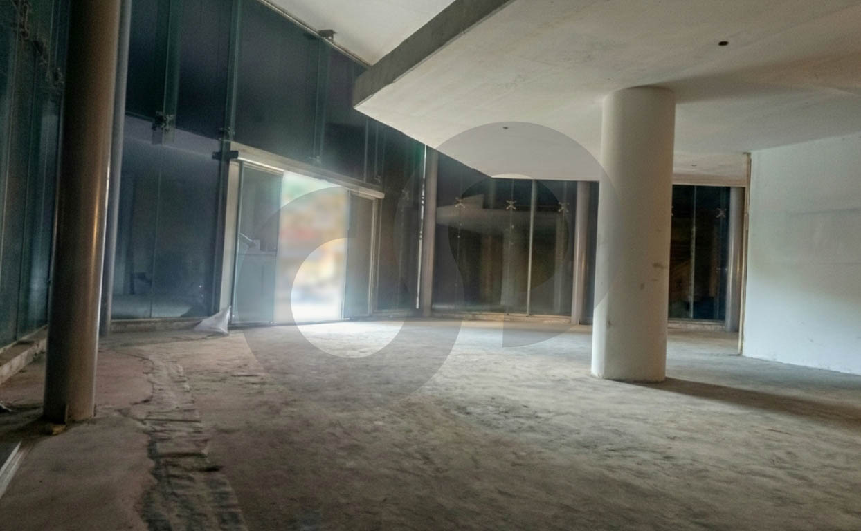 Prime location in Sodeco_Huge façade_multiple businesses — الصورة 3