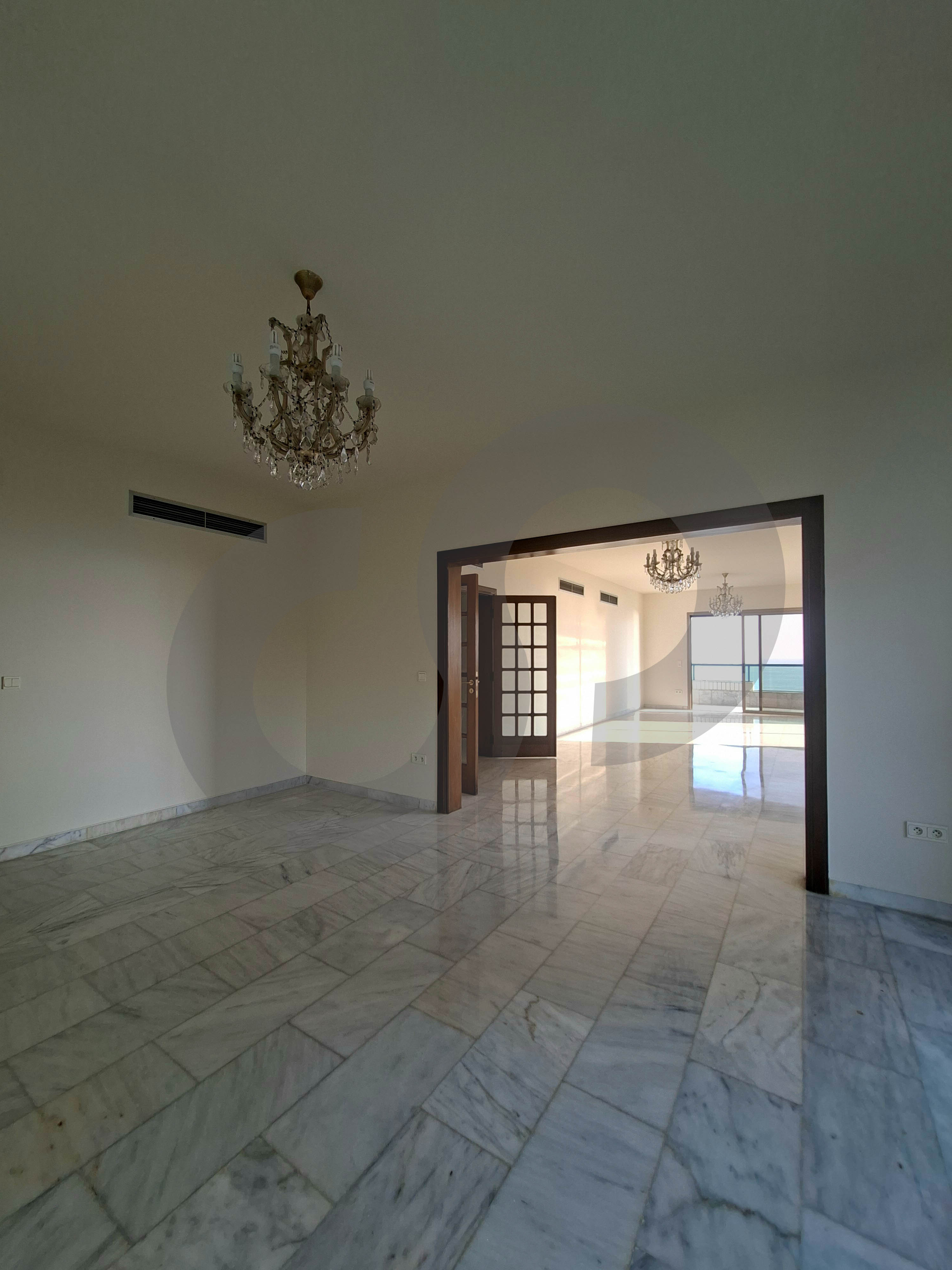 Spacious 350 sqm frontline apartment for sale in Rawshe, Beirut — photo 2