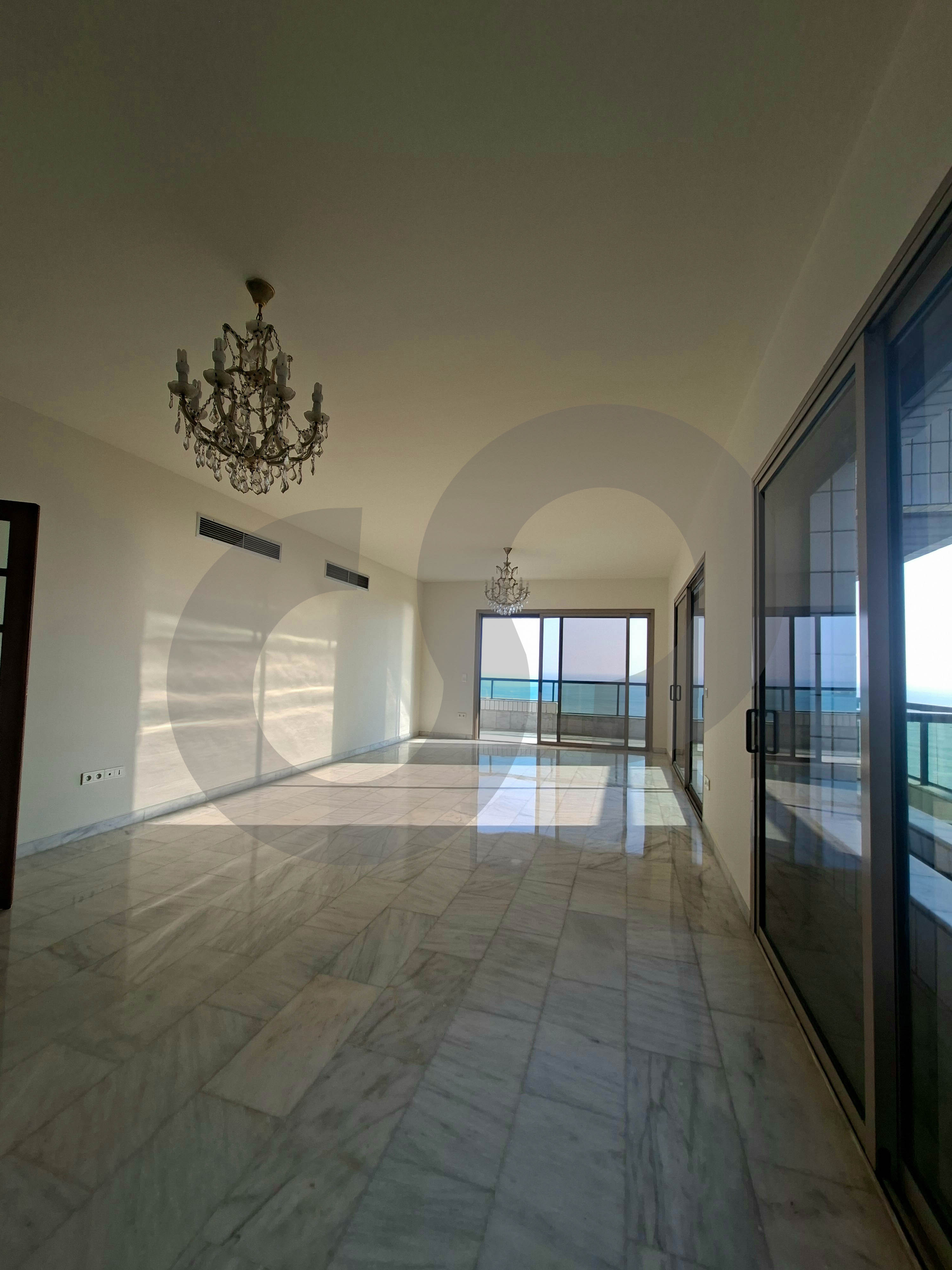 Spacious 350 sqm frontline apartment for sale in Rawshe, Beirut — photo 3