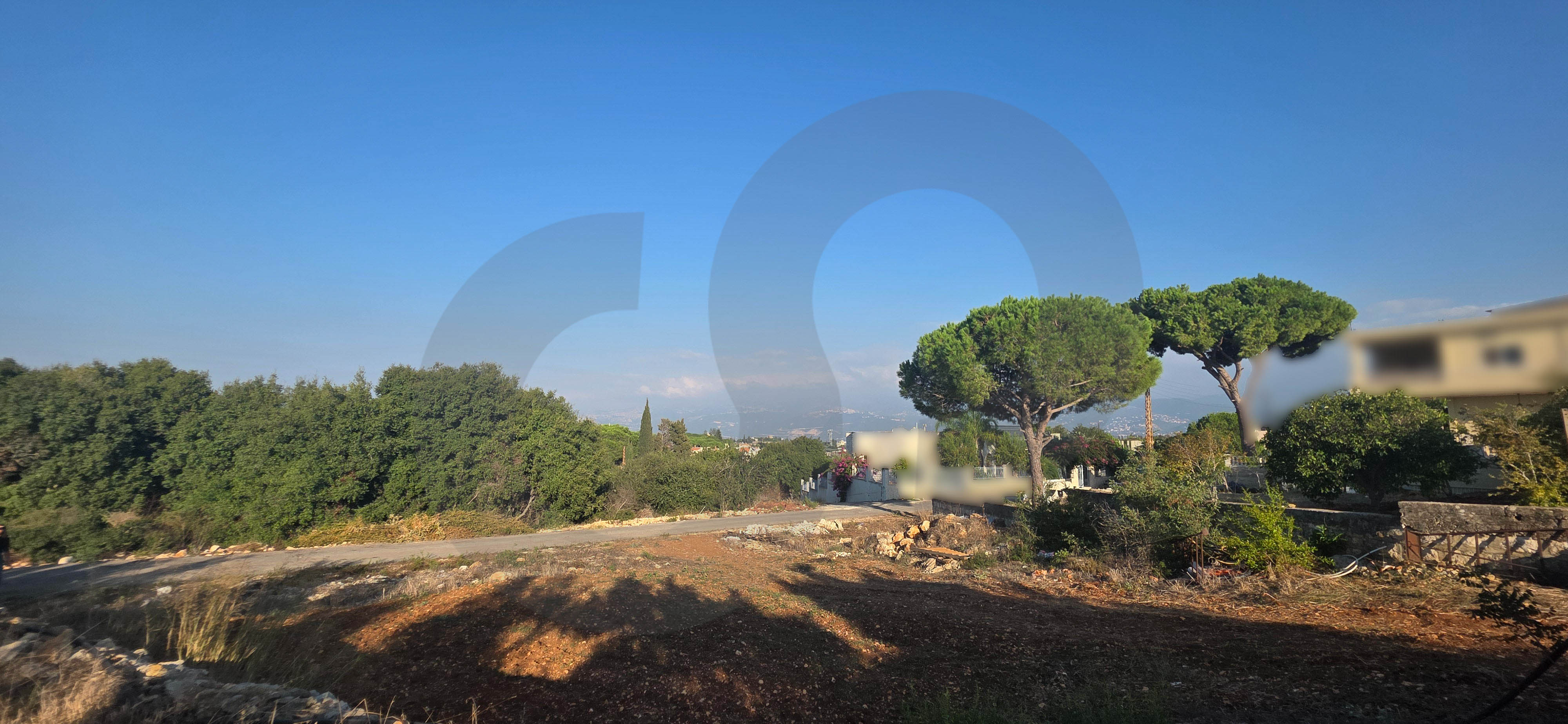 Prime location/villa's zone/main road /Batroumin-koura — الصورة 3