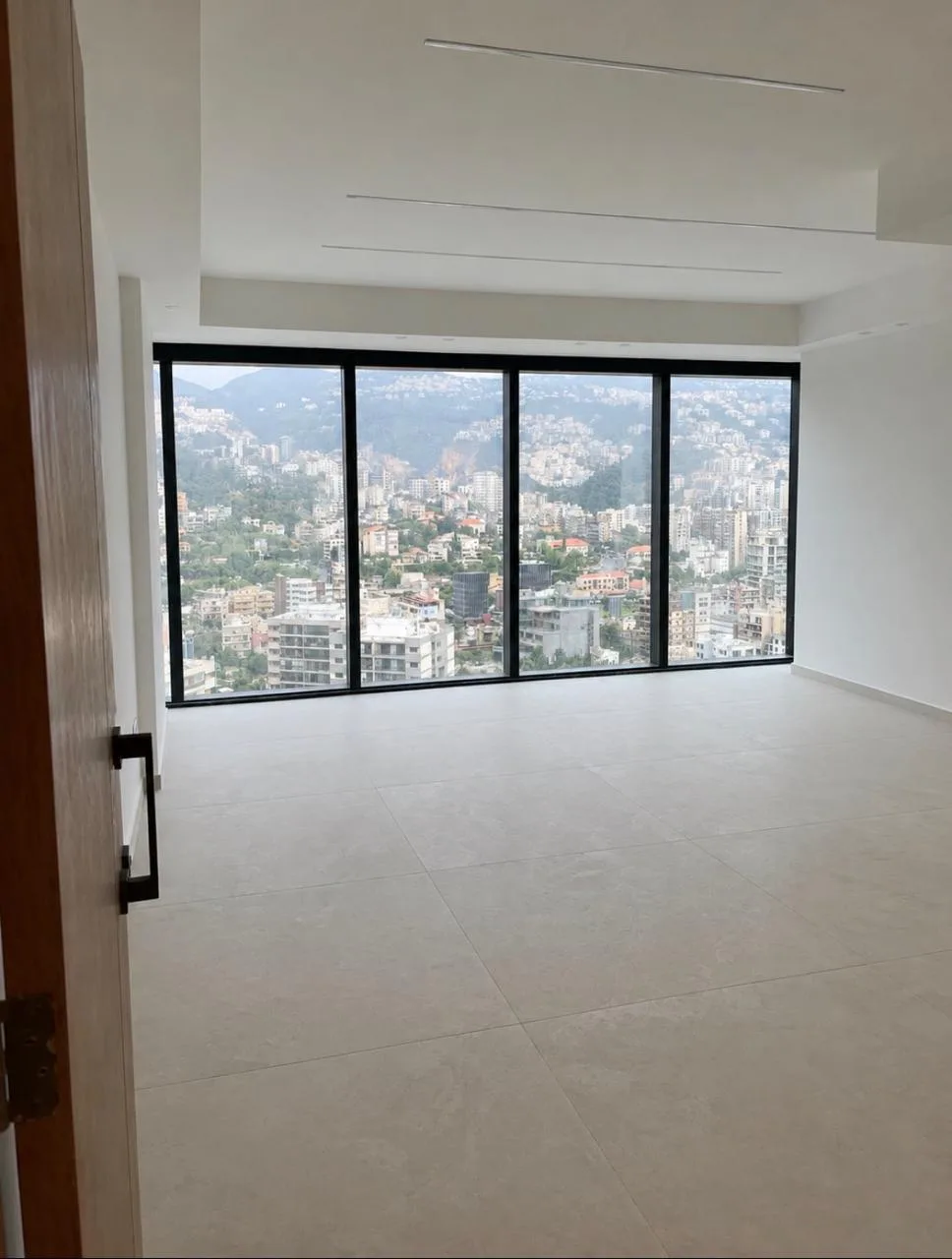 Office for rent in Dbayeh — الصورة 2
