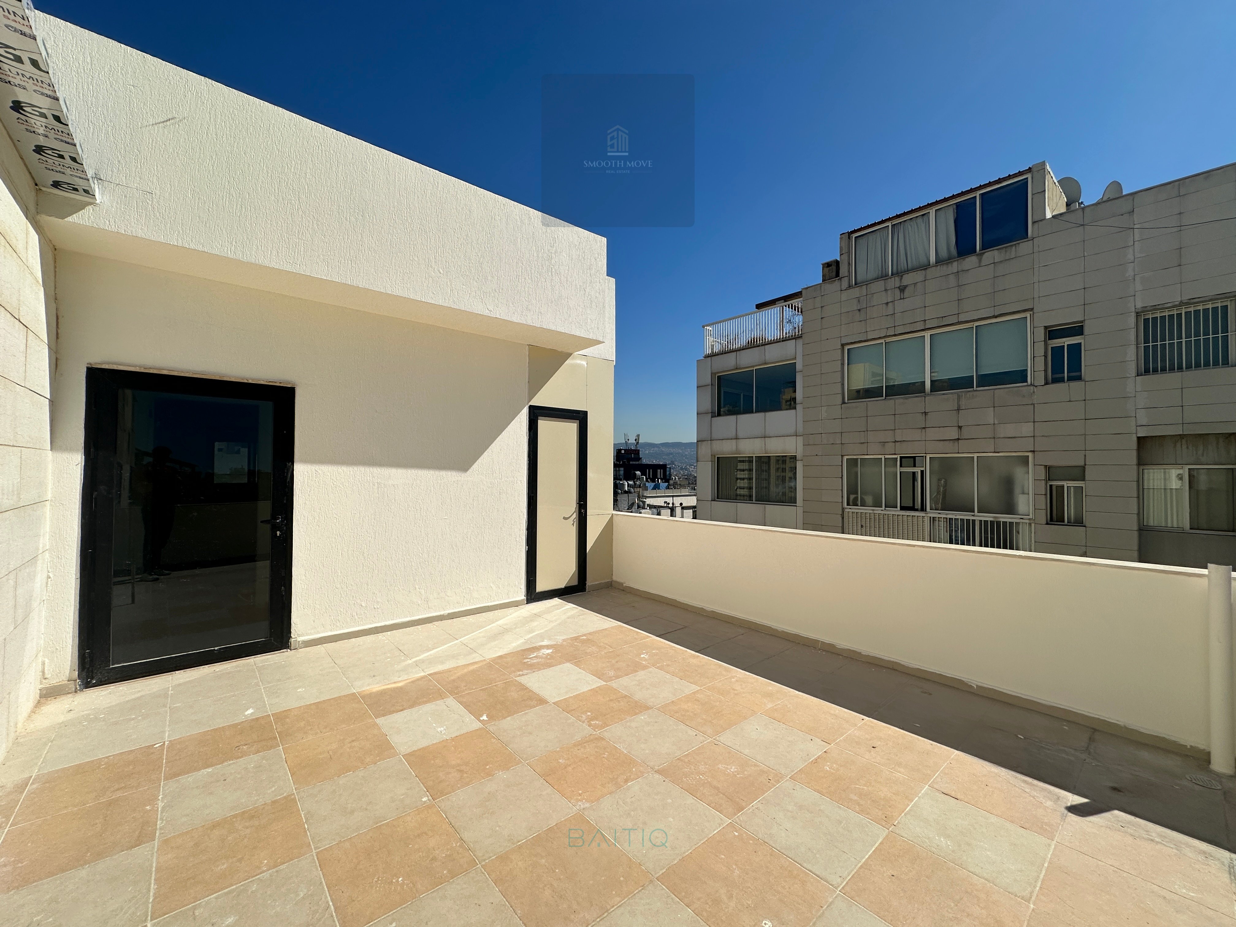 Seaview Apartment With Terrace for Rent in Tallet al Khayat, Beirut — الصورة 11