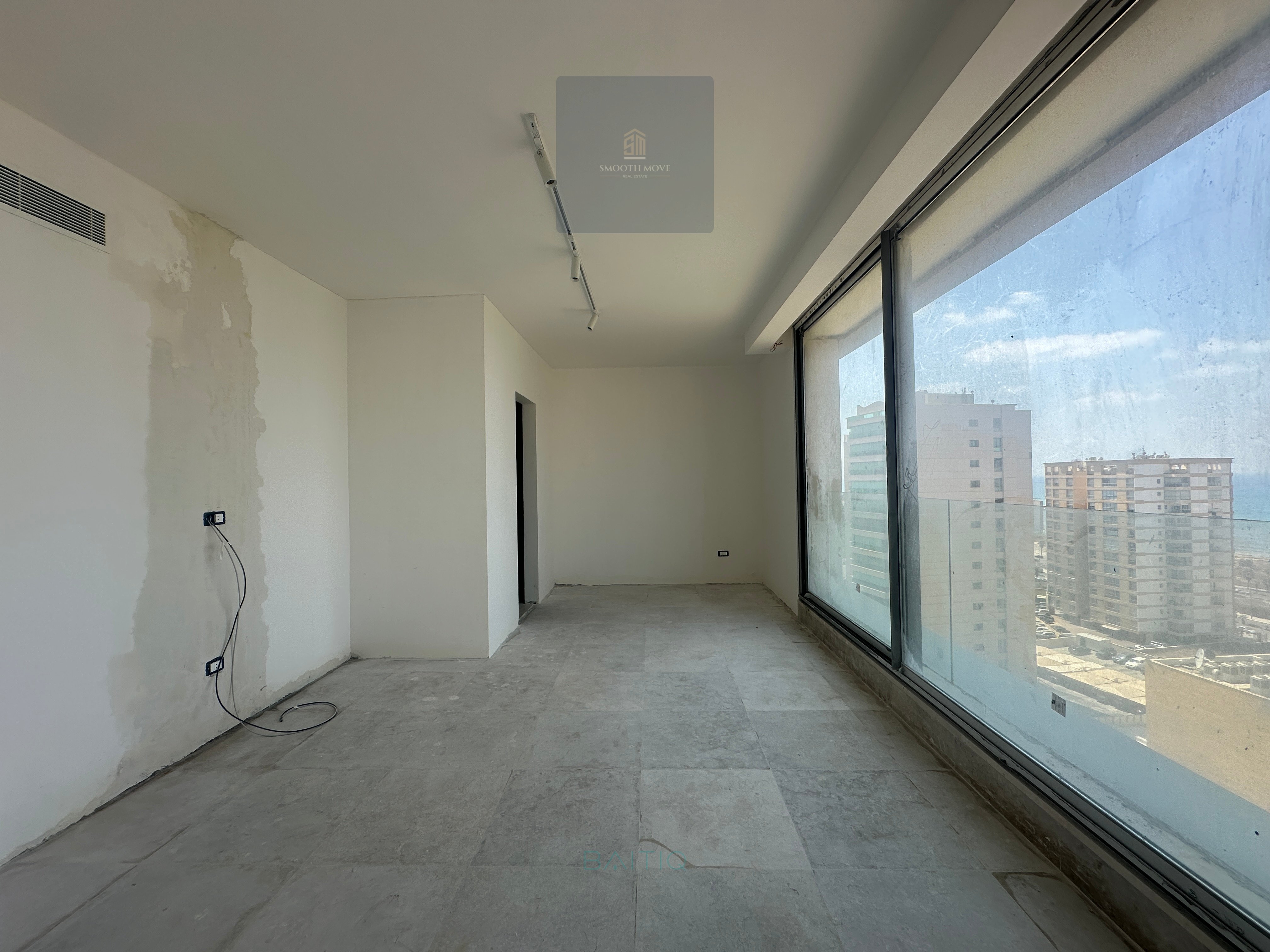Bright Lit Seaview Apartment for Sale in Ramlet el Bayda, Beirut — الصورة 2
