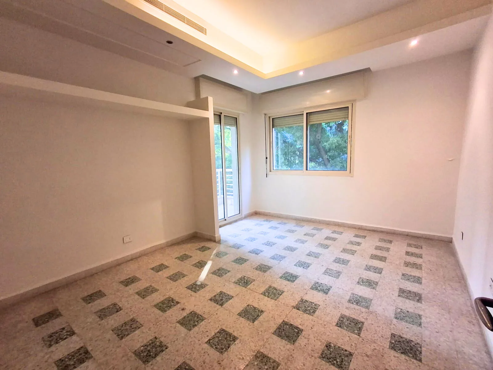 Office for Rent in Caree d'or, Achrafieh, Beirut, Lebanon — الصورة 7