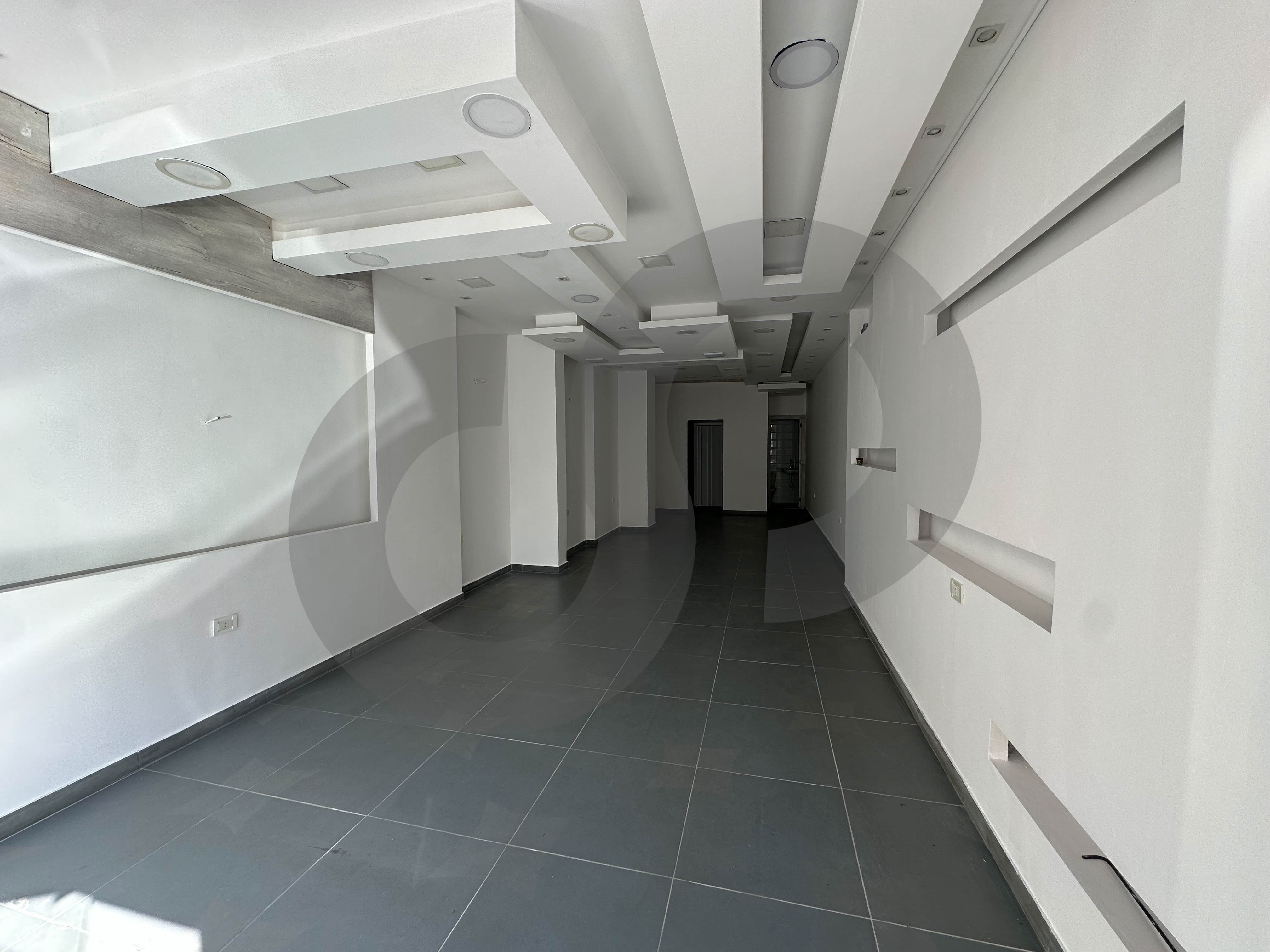 60 sqm Shop for sale in dohat aarmoun | Prime location | Fully decorated — الصورة 2