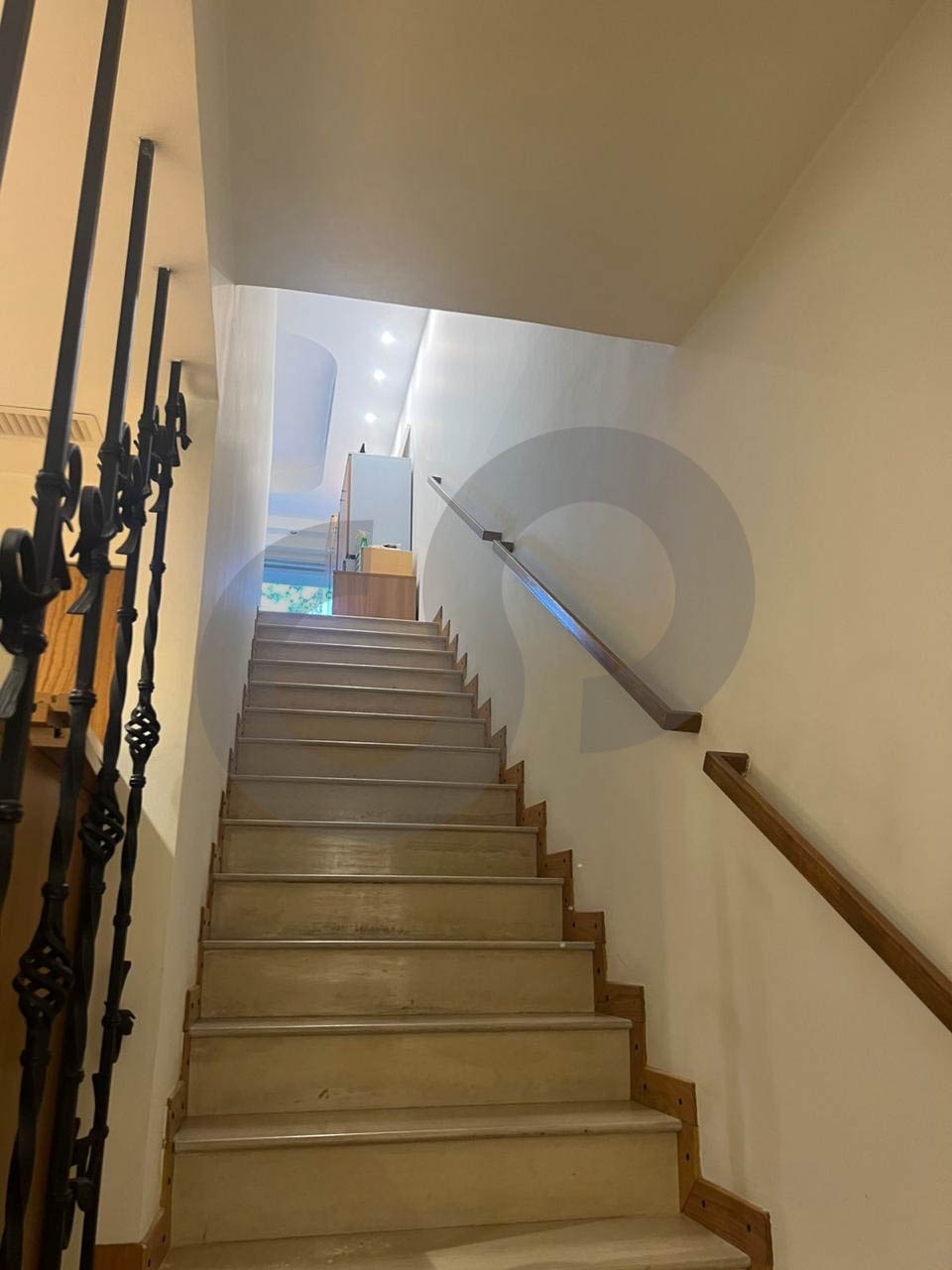 100 SQM Shop – Triplex – Prime Location – Furnished — الصورة 2