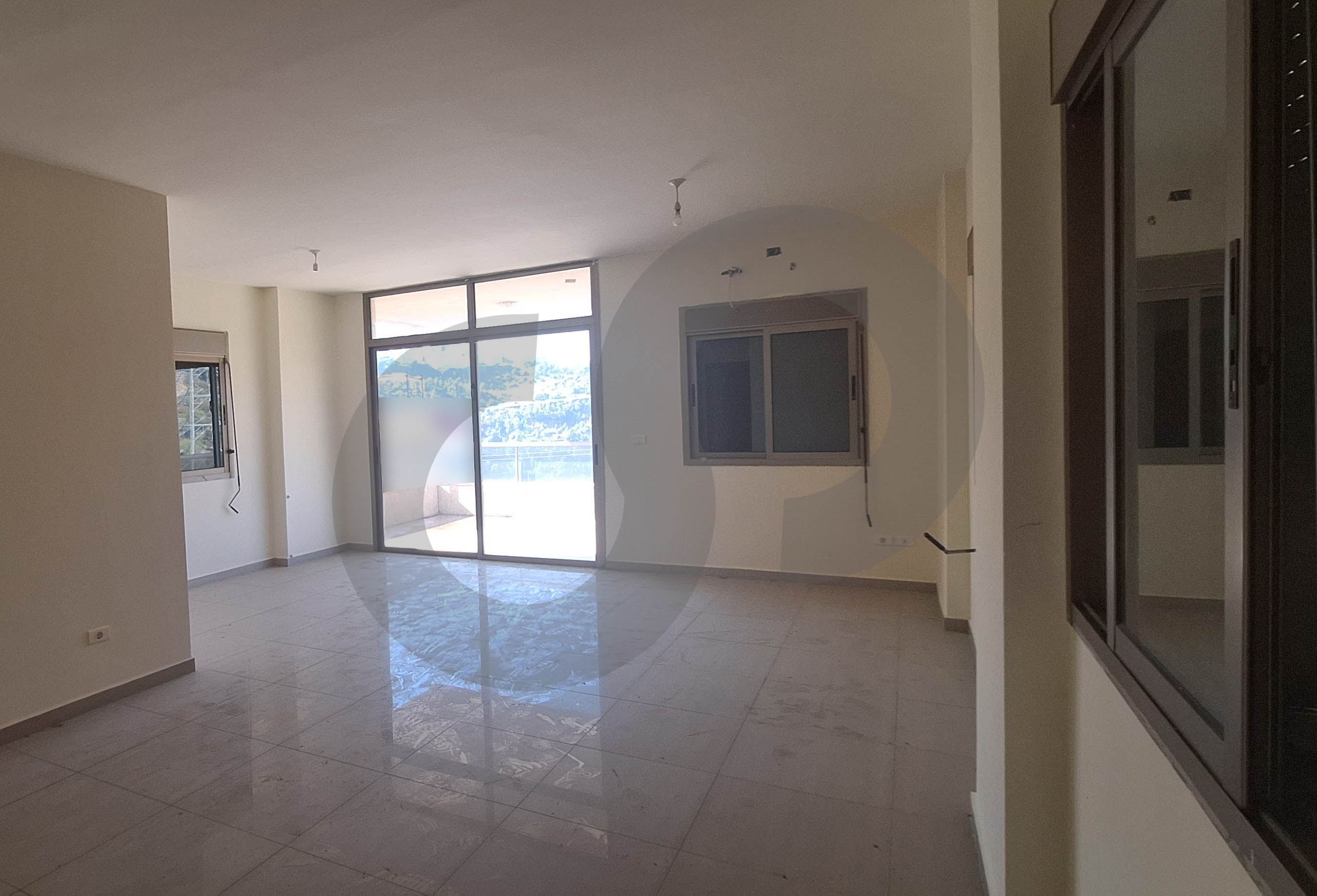 Spacious Duplex with Open Views in a Calm & Bright Setting in Mansourieh for sale — الصورة 2