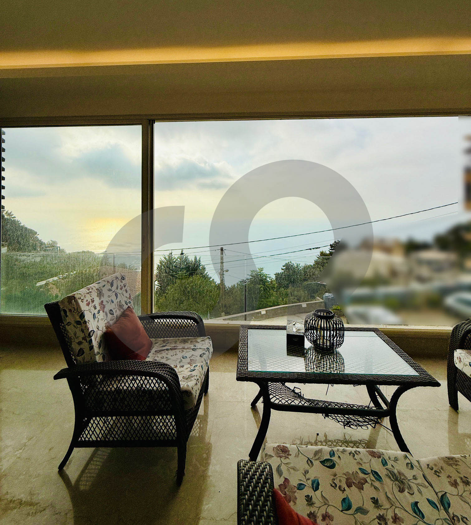 A 500 Sqm triplex apartment located in a brand new building in Harissa with full sea view over the khalij of Jounieh is now listed for rent with Confidence, • 3 Bedrooms (1 Master) • 5 Bathrooms • 2 Kitchens • Chimney • Salons • Balconies • 2 Undergroun — الصورة 2