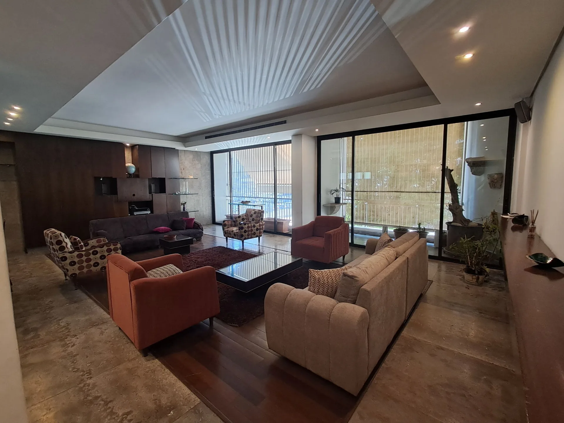 Spacious Apartment for Sale in Ras Beirut — الصورة 2