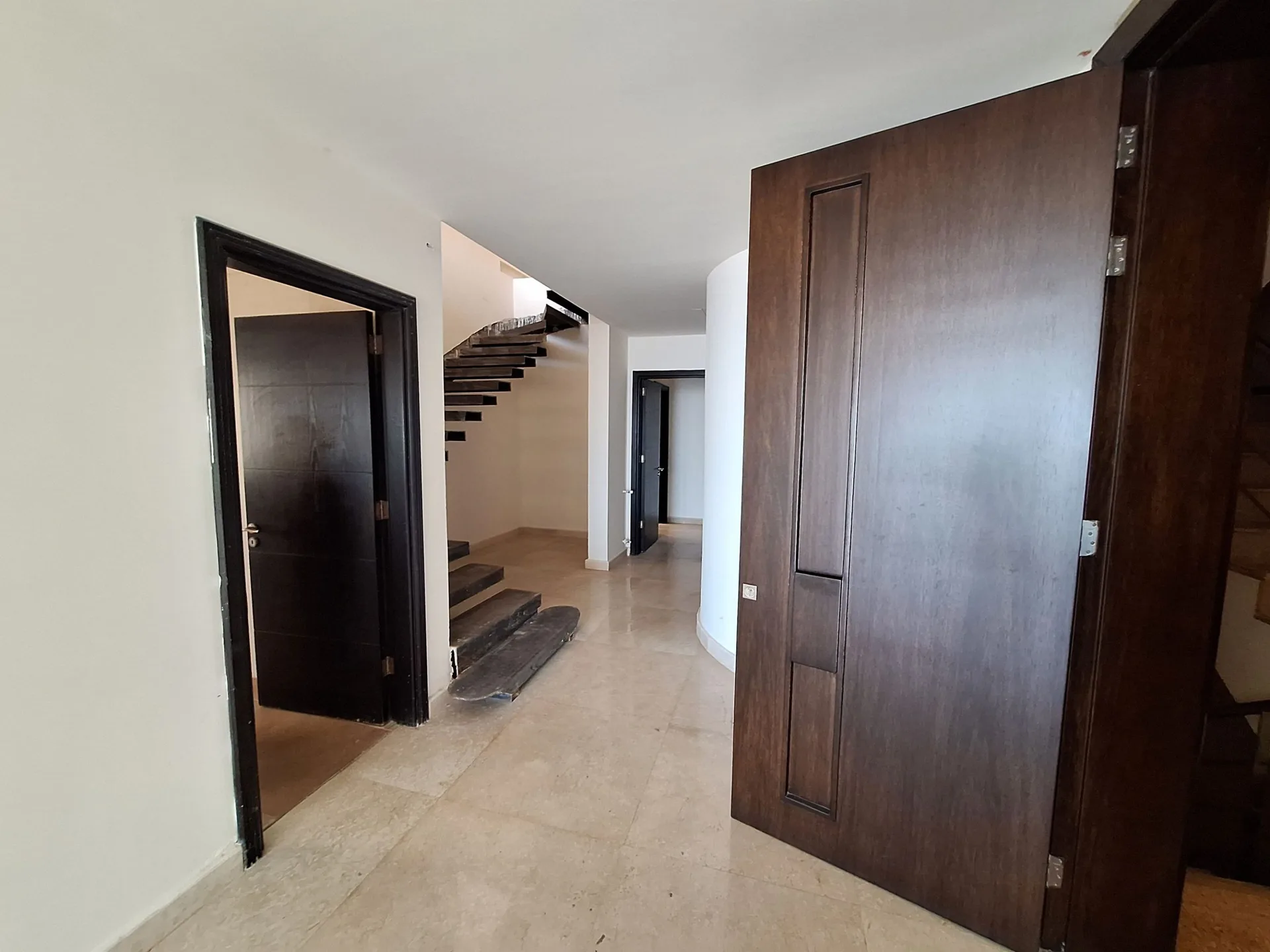 Spacious Duplex Apartment for Sale – Baabda — الصورة 2