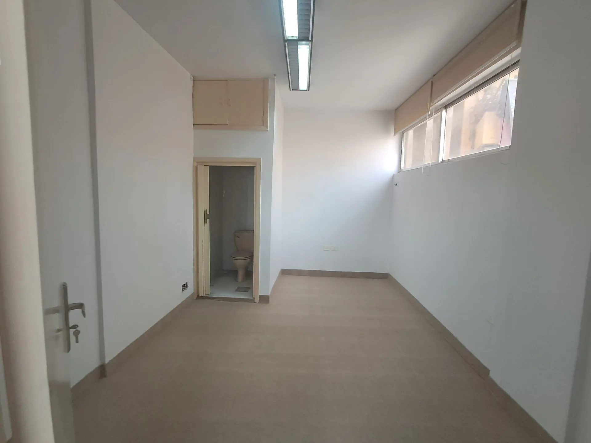 Office Space for Rent in Furn El Chebbak — الصورة 5