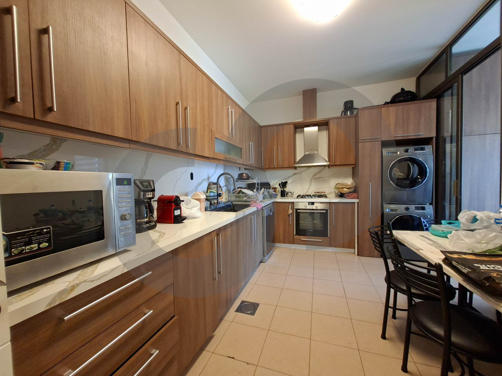 Fully renovated apartment in a well-maintained building within a secure gated community — الصورة 2