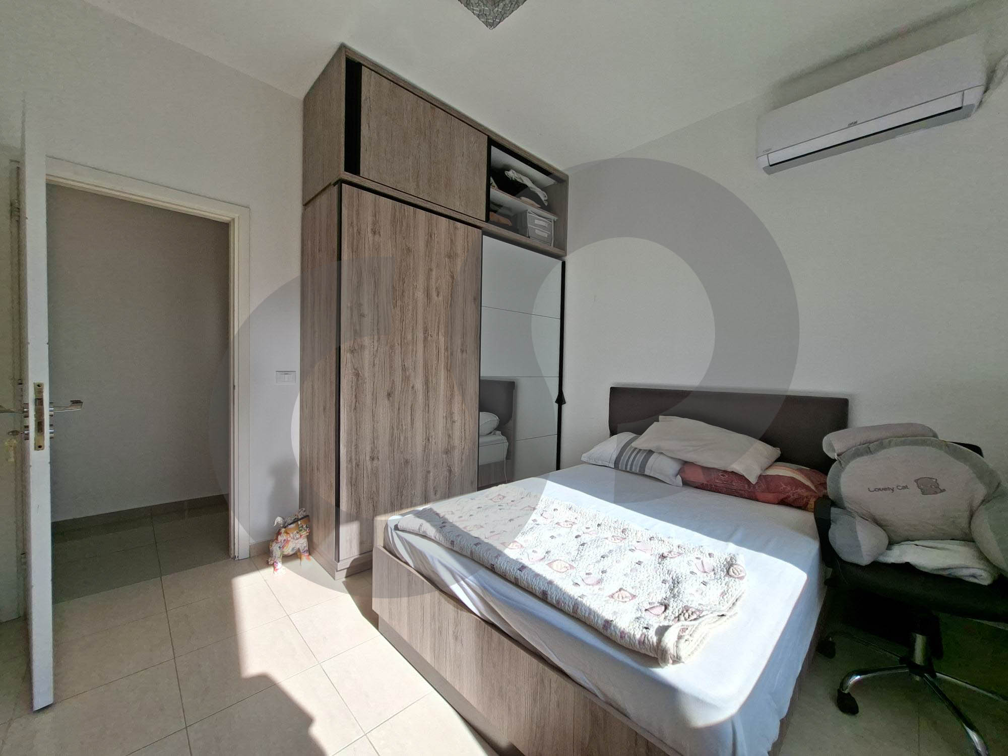 Fully renovated apartment in a well-maintained building within a secure gated community — الصورة 3