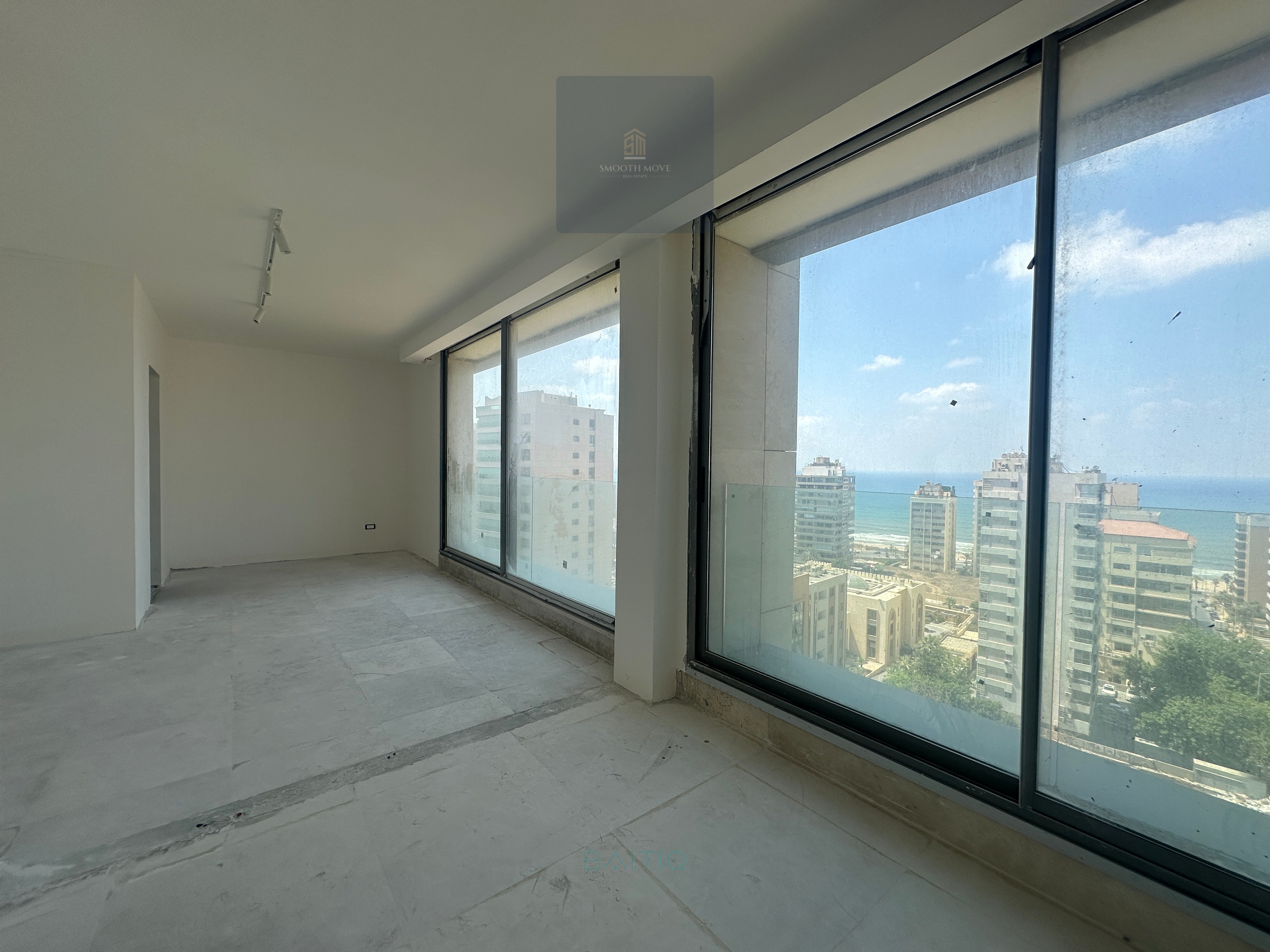 Bright Lit Seaview Apartment for Sale in Ramlet el Bayda, Beirut — الصورة 3
