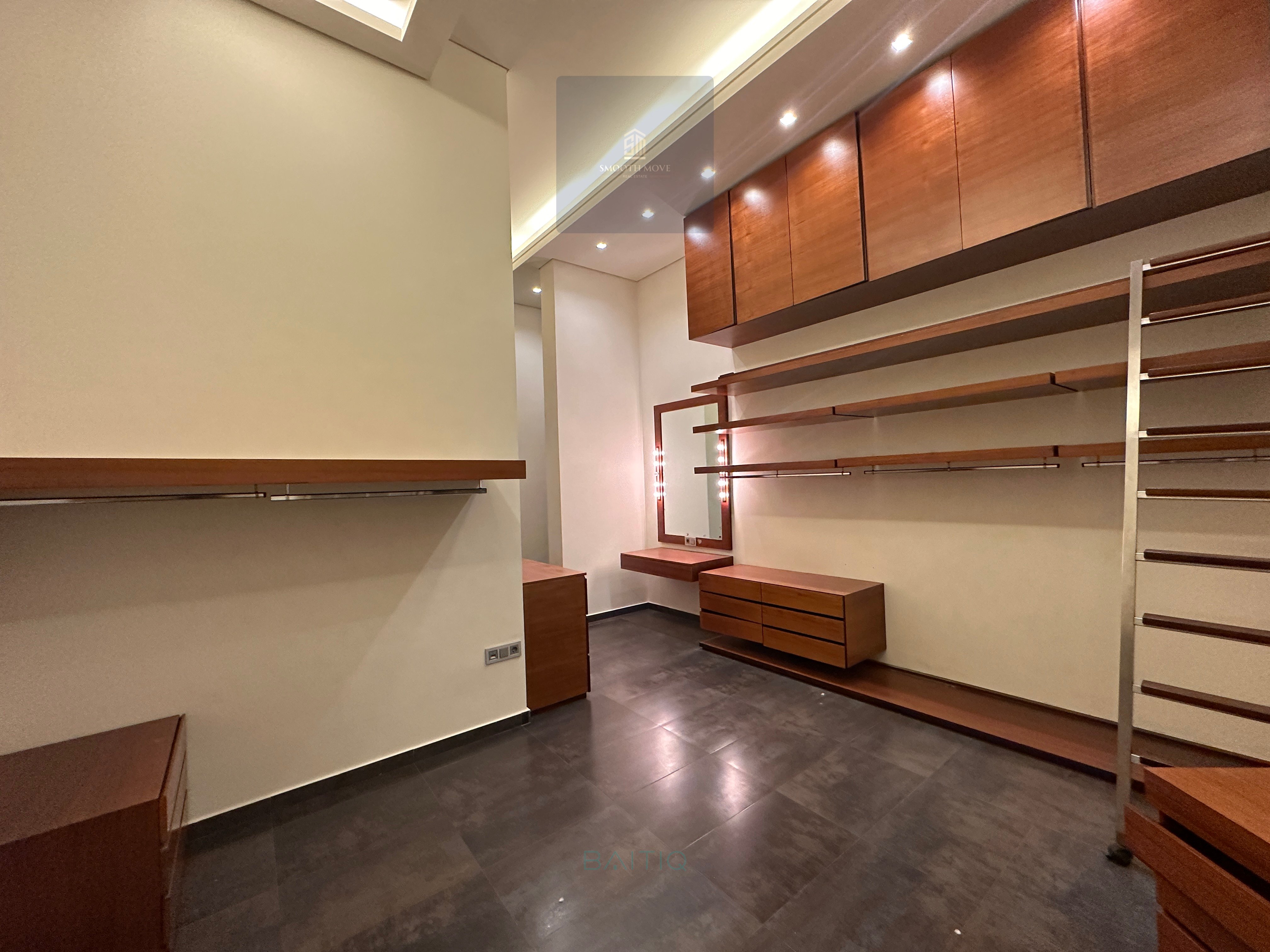 Breathtaking Loft-Style Seaview Apartment for Sale in Hamra, Beirut — الصورة 15
