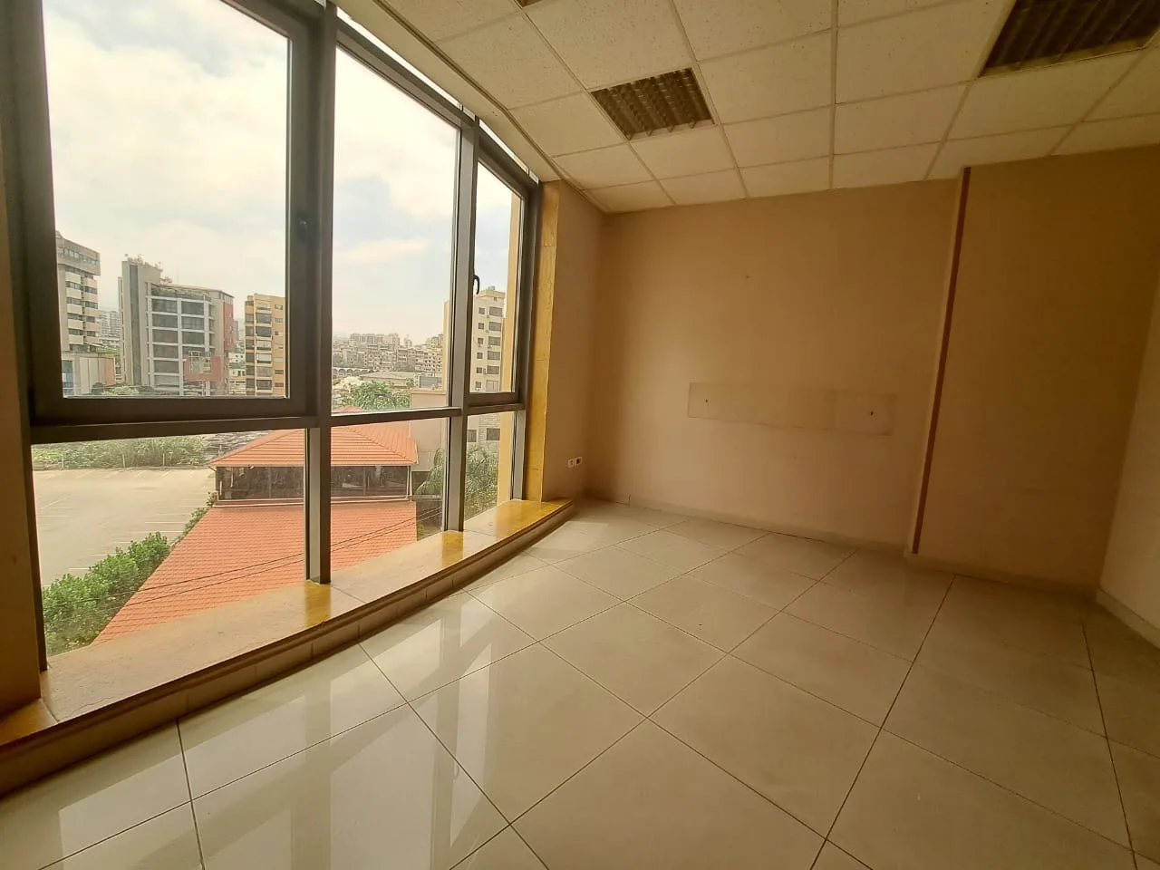 Office for rent in Dekwaneh — الصورة 3