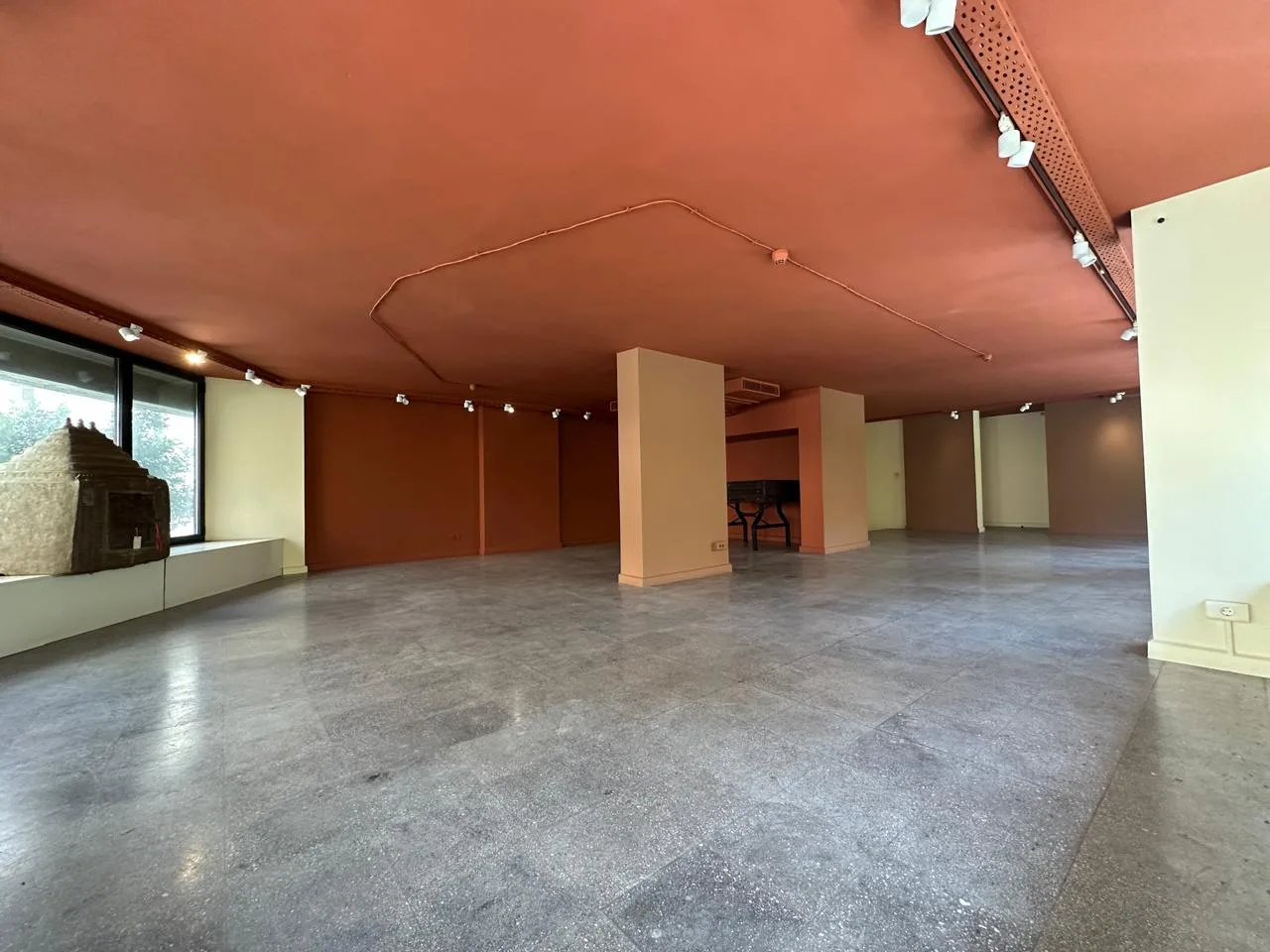 Showroom for rent in Clemenceau, Beirut, Lebanon — الصورة 2