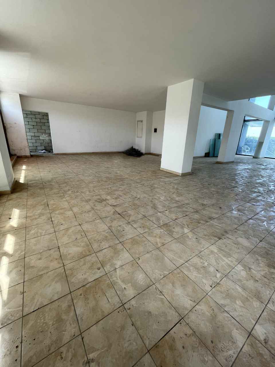 A Commercial space for rent on the highway in Dbayeh! — الصورة 2