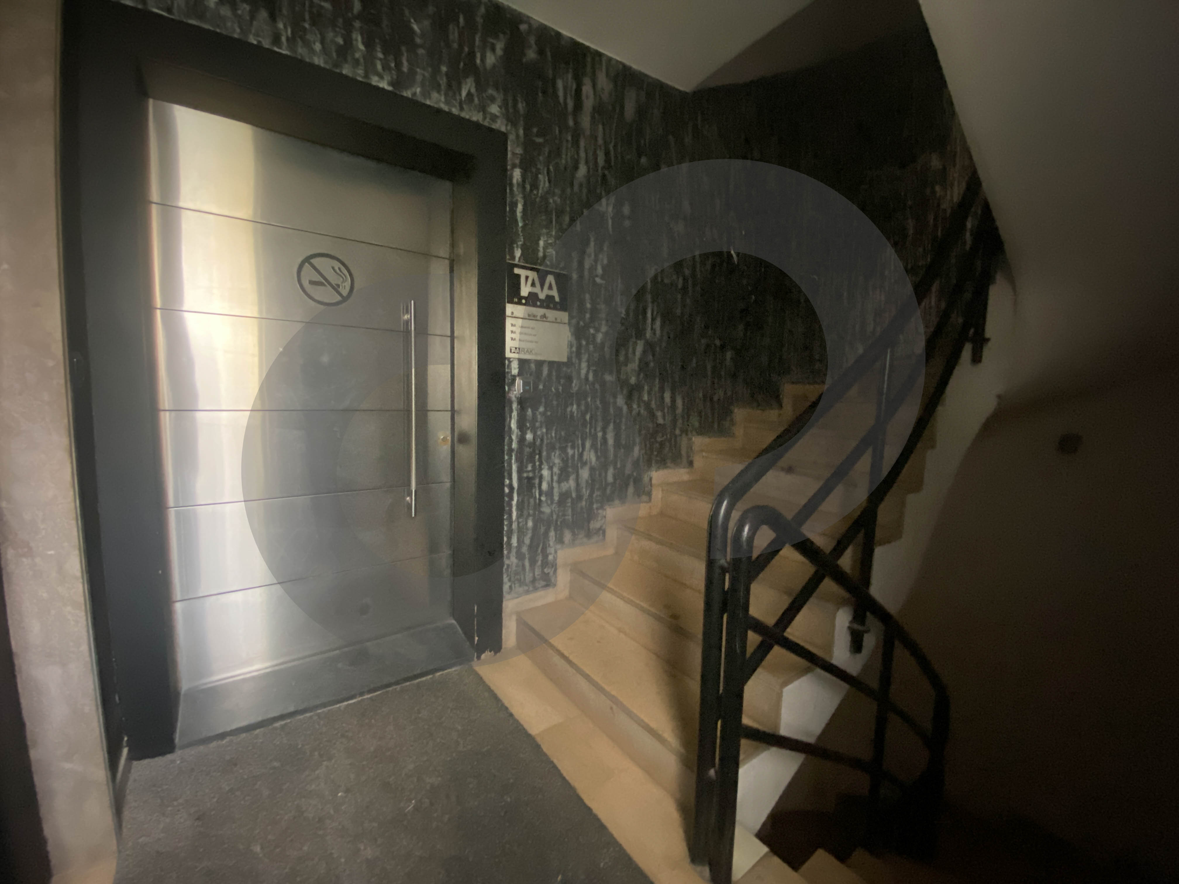 duplex office - high ceiling , bright & sunny- Achrafieh — الصورة 3