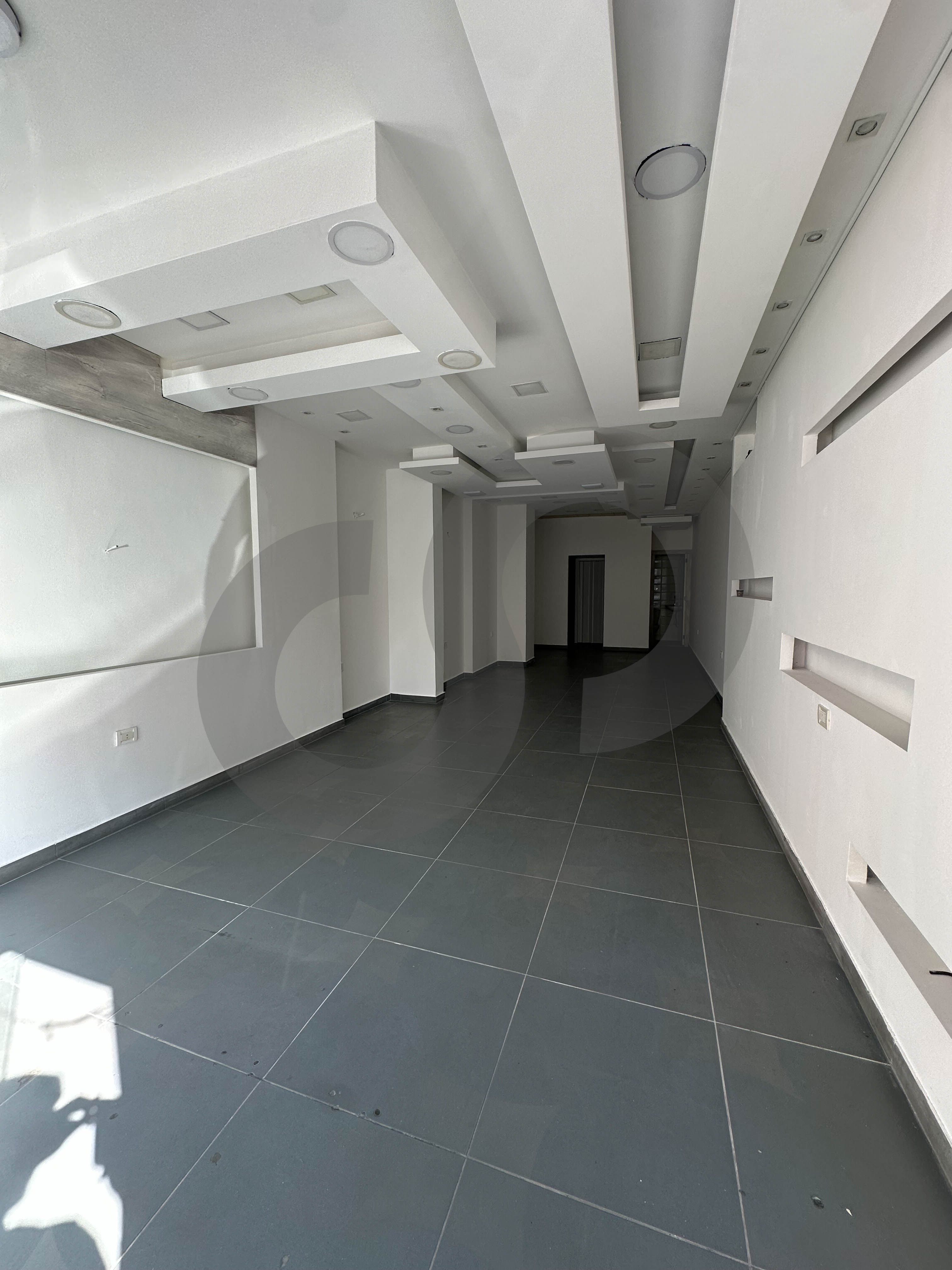 60 sqm Shop for sale in dohat aarmoun | Prime location | Fully decorated — الصورة 3