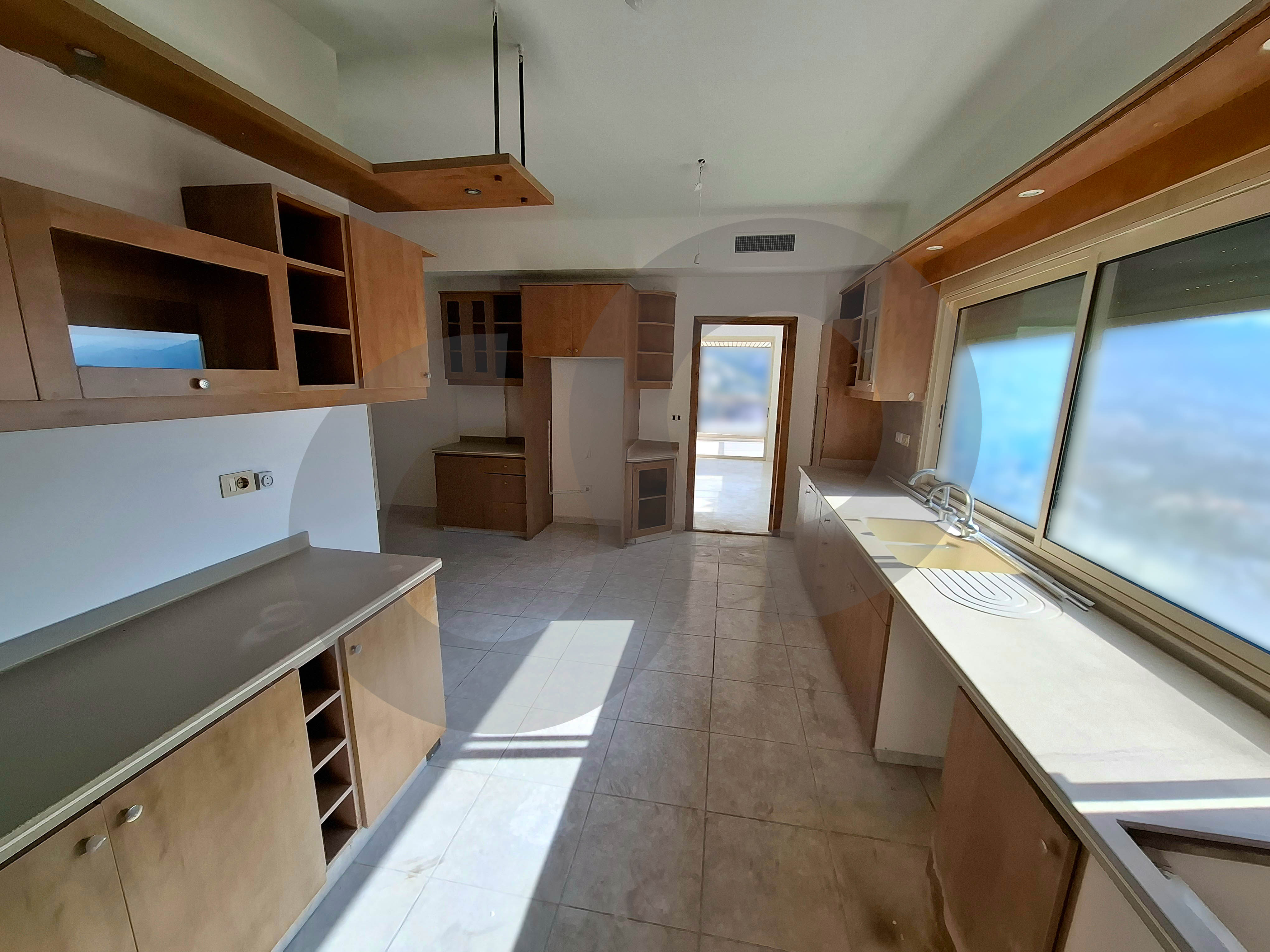 huge 335 sqm apartment in adma for rent for 1,450$! — الصورة 3