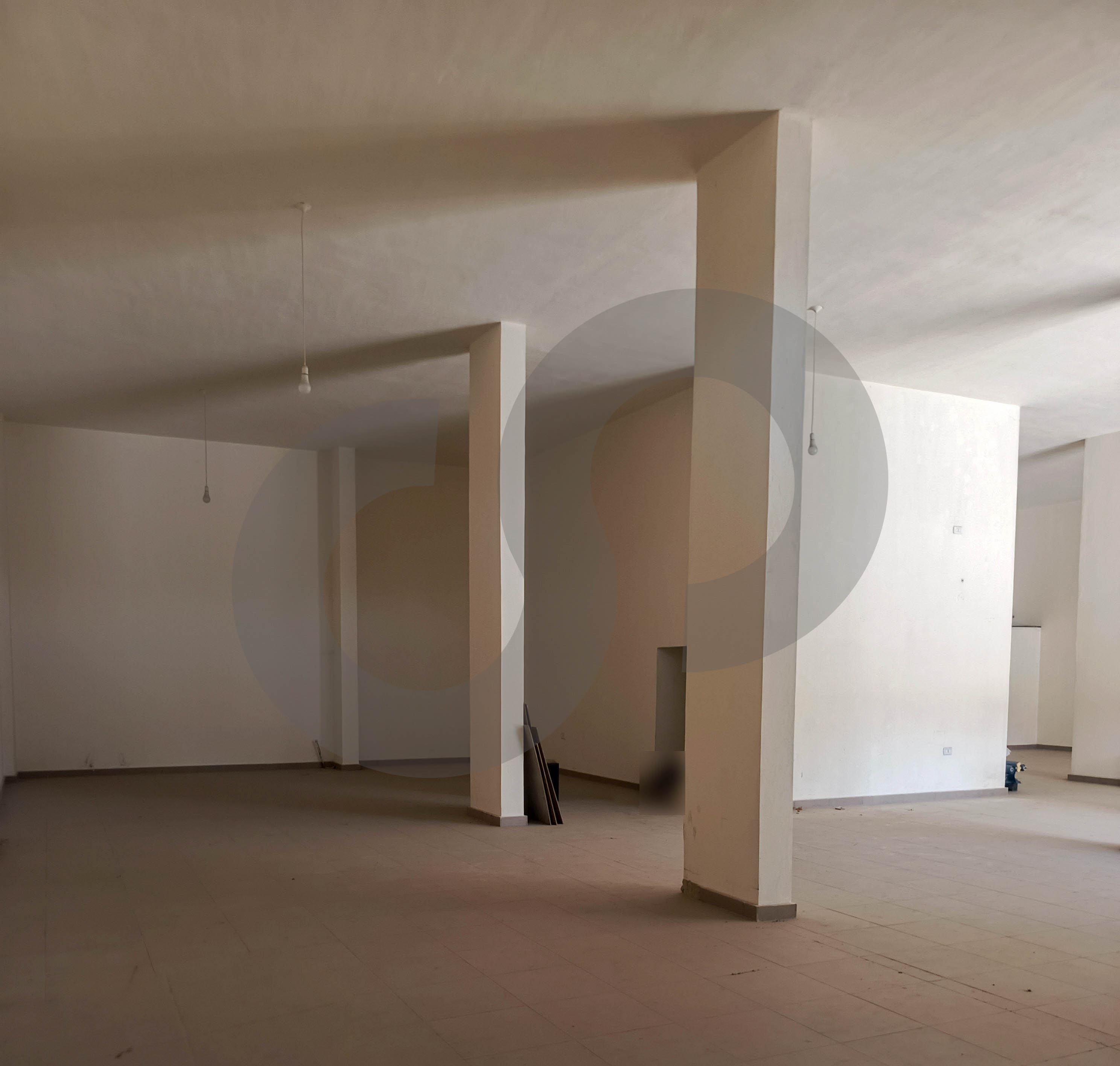 8 shops for rent combined into one large open hall — الصورة 3