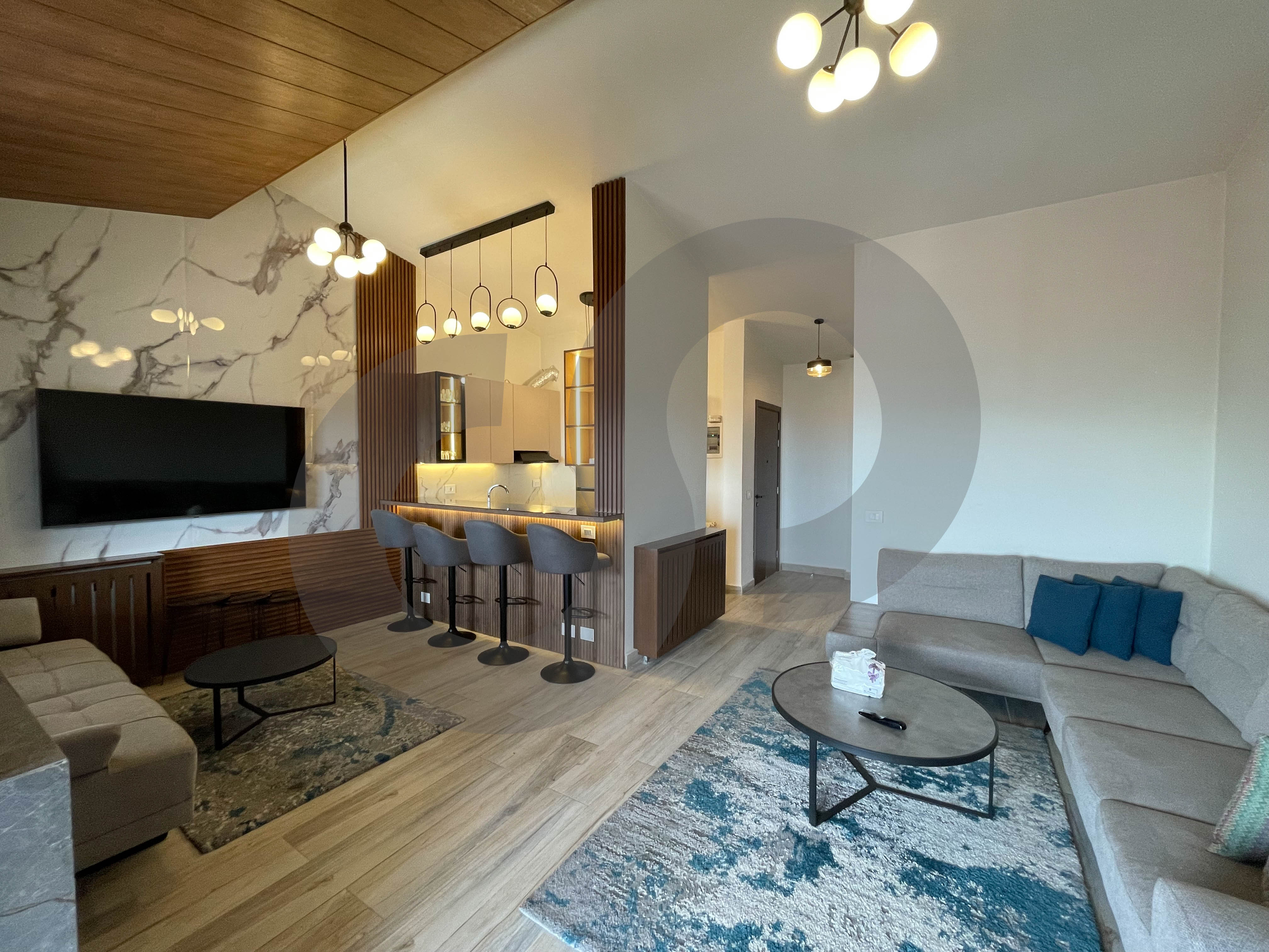 elegantly furnished, covered parking ,Kfardebian — الصورة 3