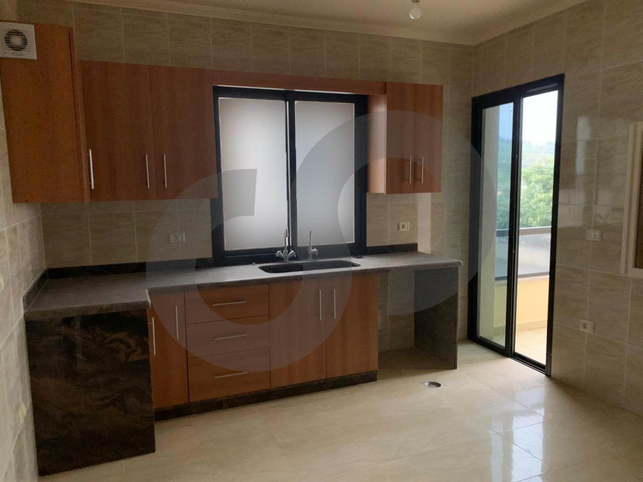prime location, balcony, great deal, Kfaraakka — الصورة 3