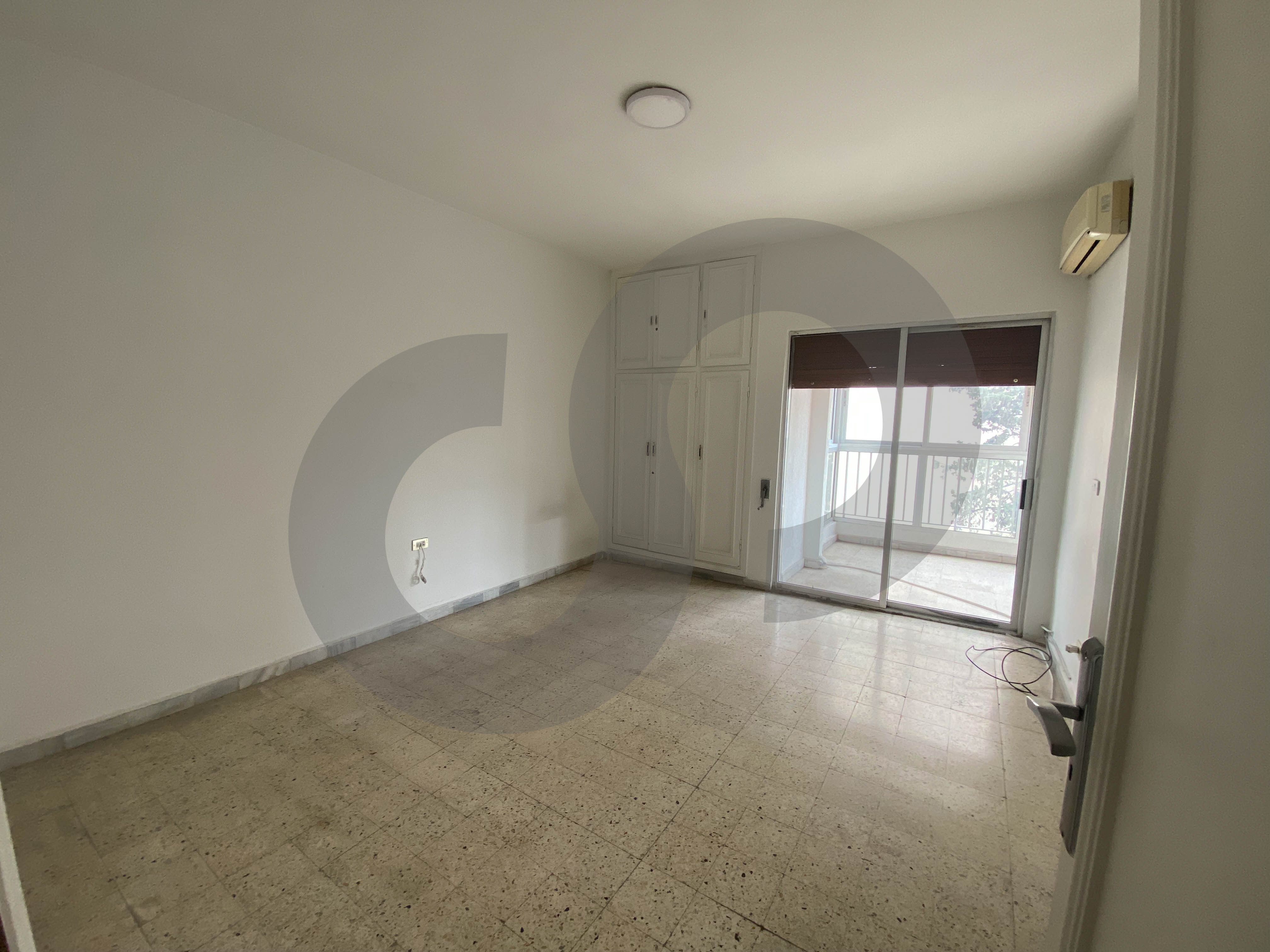 prime location, 3 balconies, Al Zarif, Beirut — الصورة 3