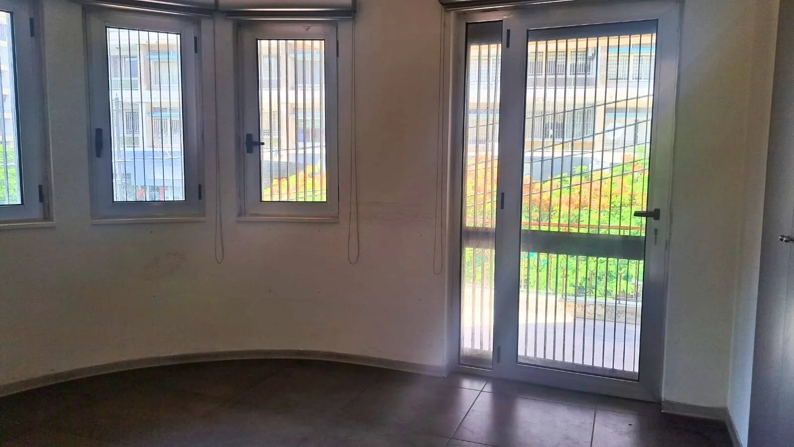 Shop for rent in Hamra, Beirut, Lebanon — الصورة 2