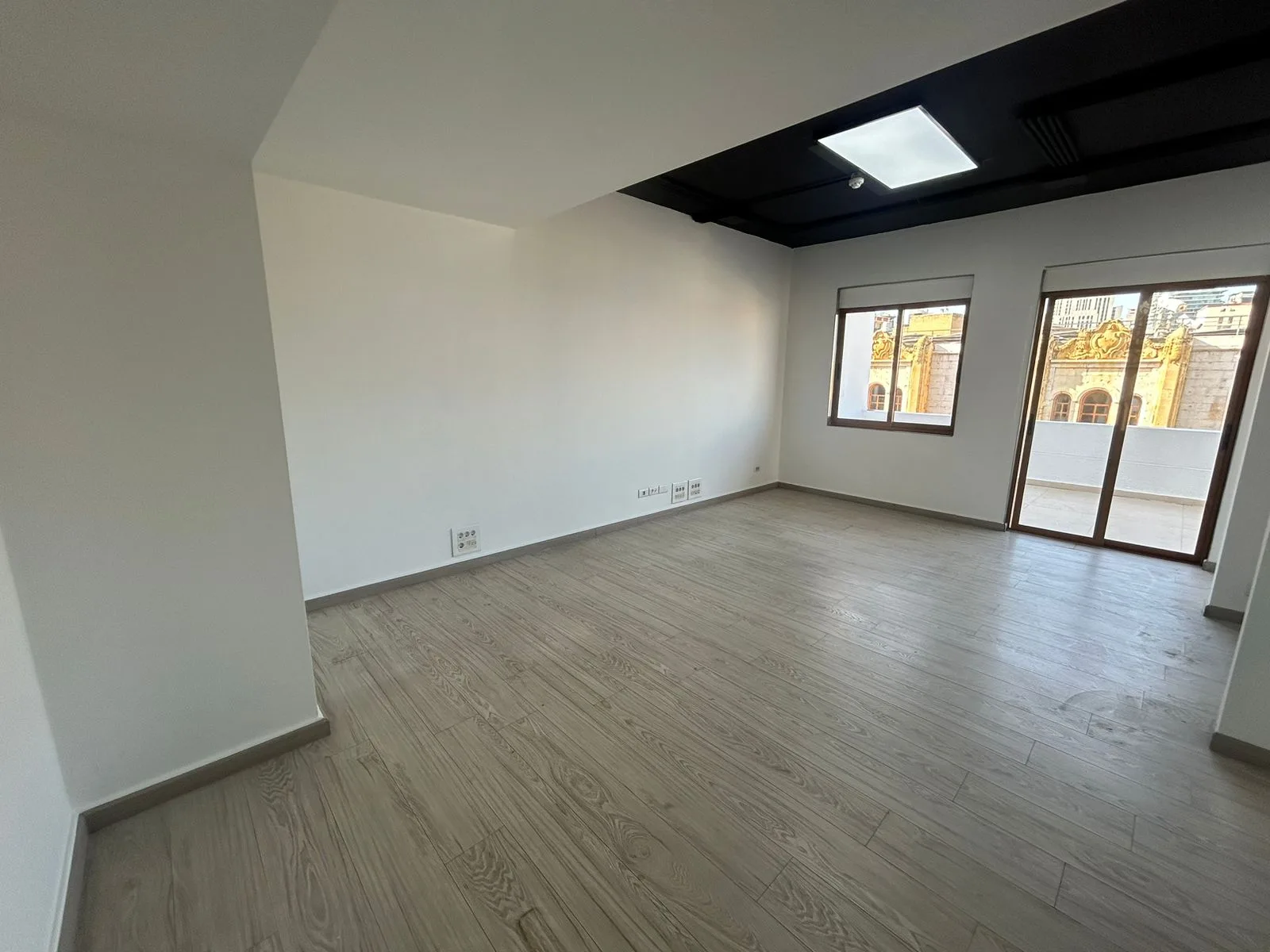 Office for rent in Downtown — الصورة 4