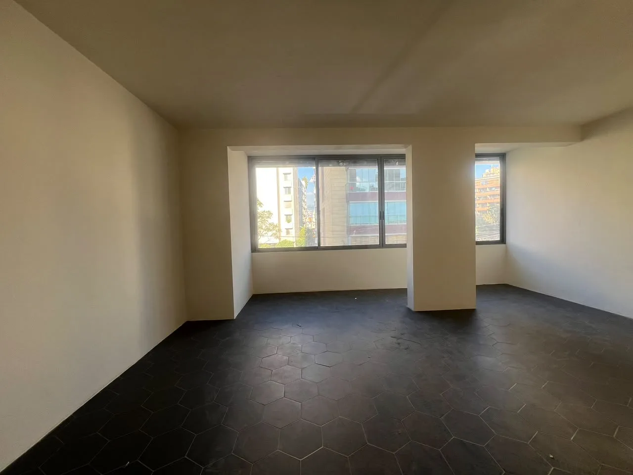 Office for rent in Badaro — الصورة 3