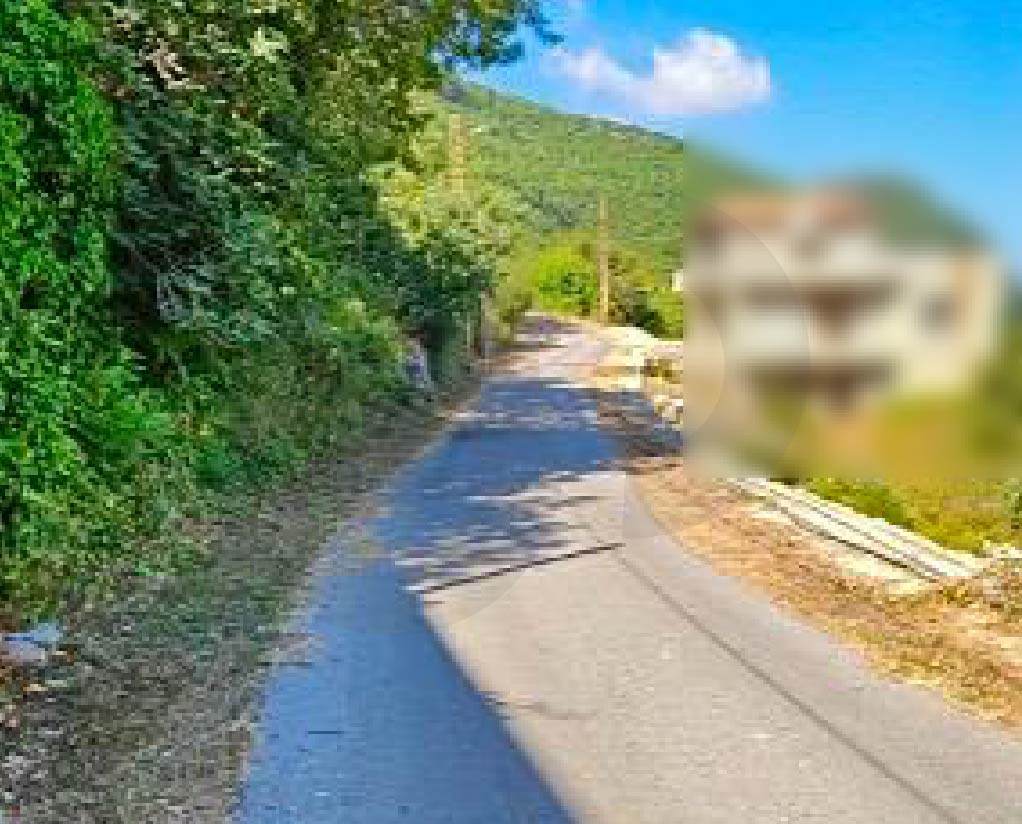 two lands directly on the road, strategic location jbeil,bazhel — الصورة 3