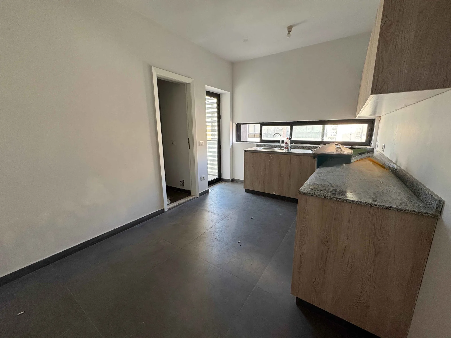 Apartment for Sale in Corniche el Mazraa, Beirut — الصورة 2