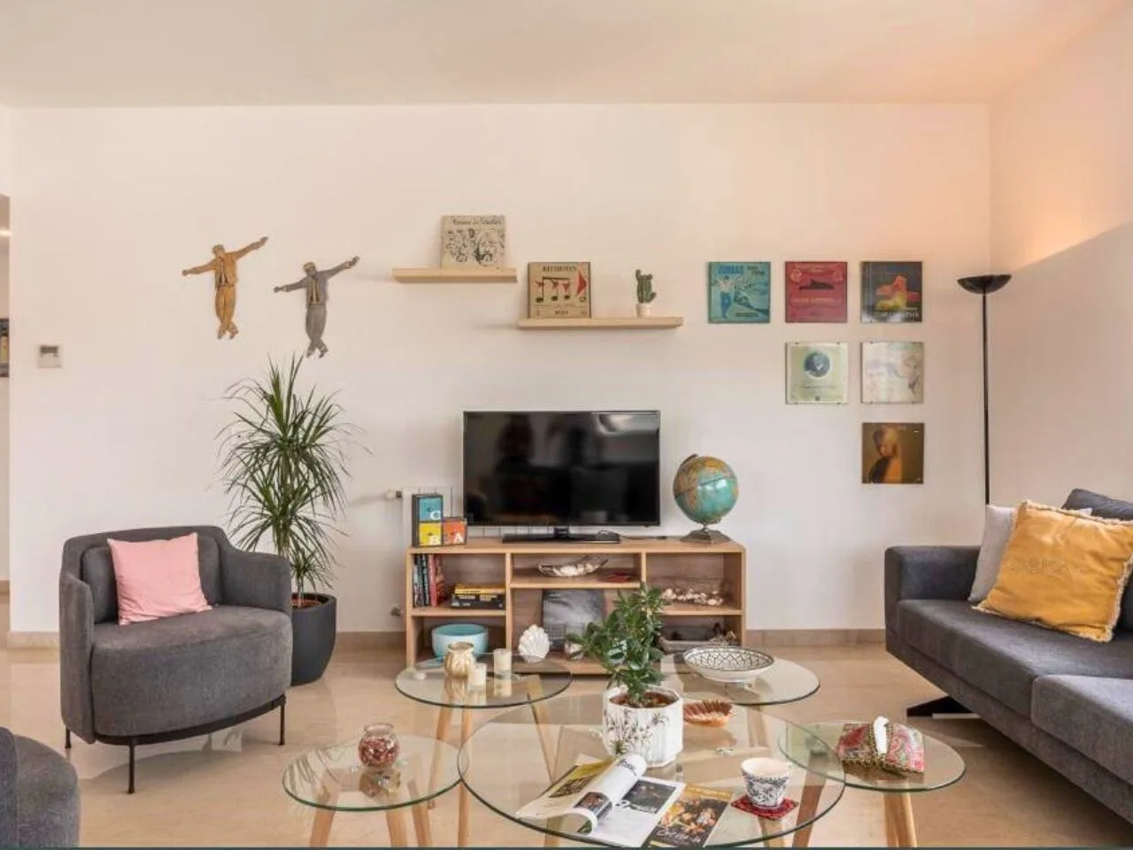 Apartment for Sale in Mar Mikhael, Beirut, Lebanon — الصورة 2