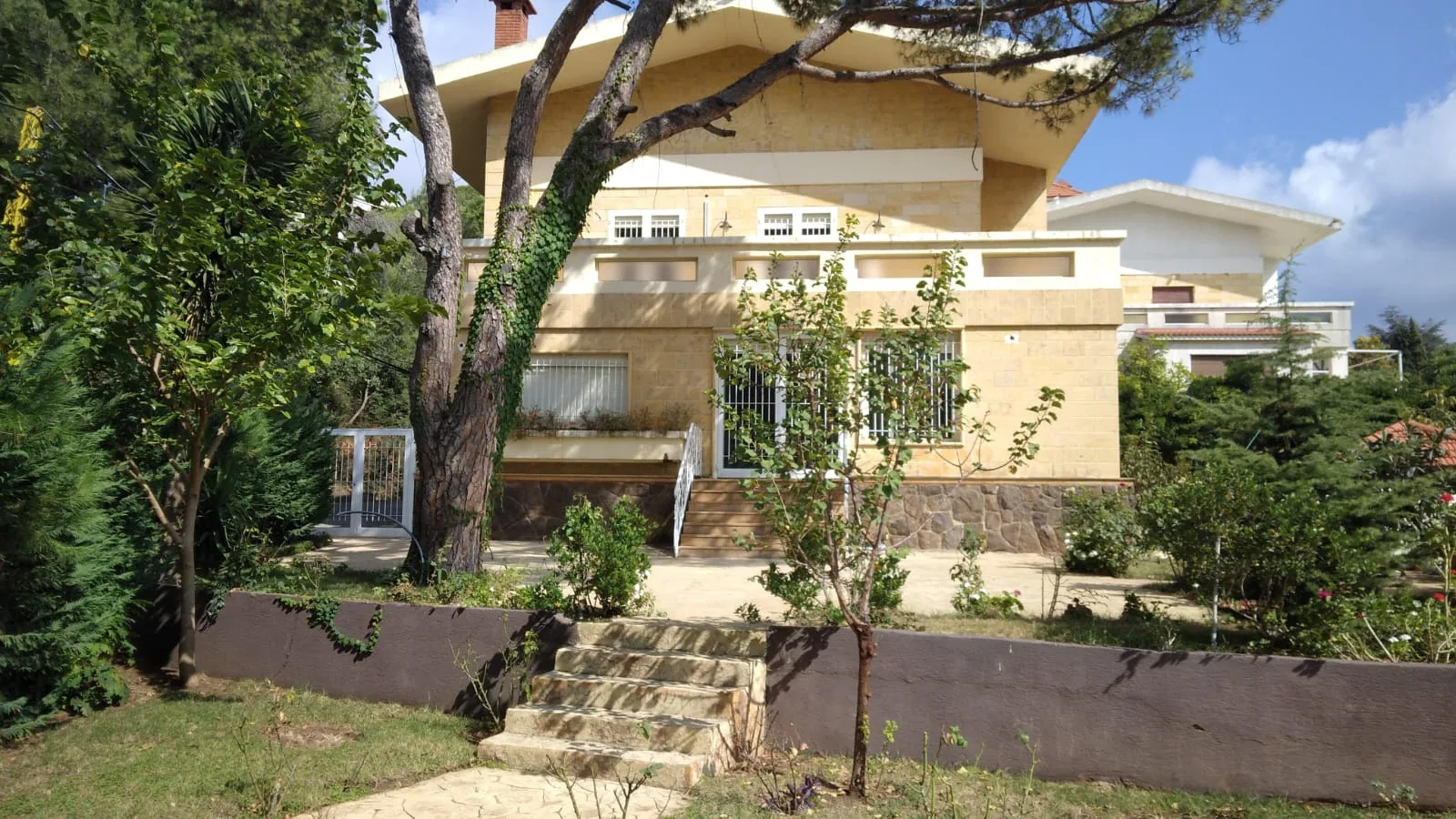 Villa for Sale in Baabdat, Lebanon — الصورة 4
