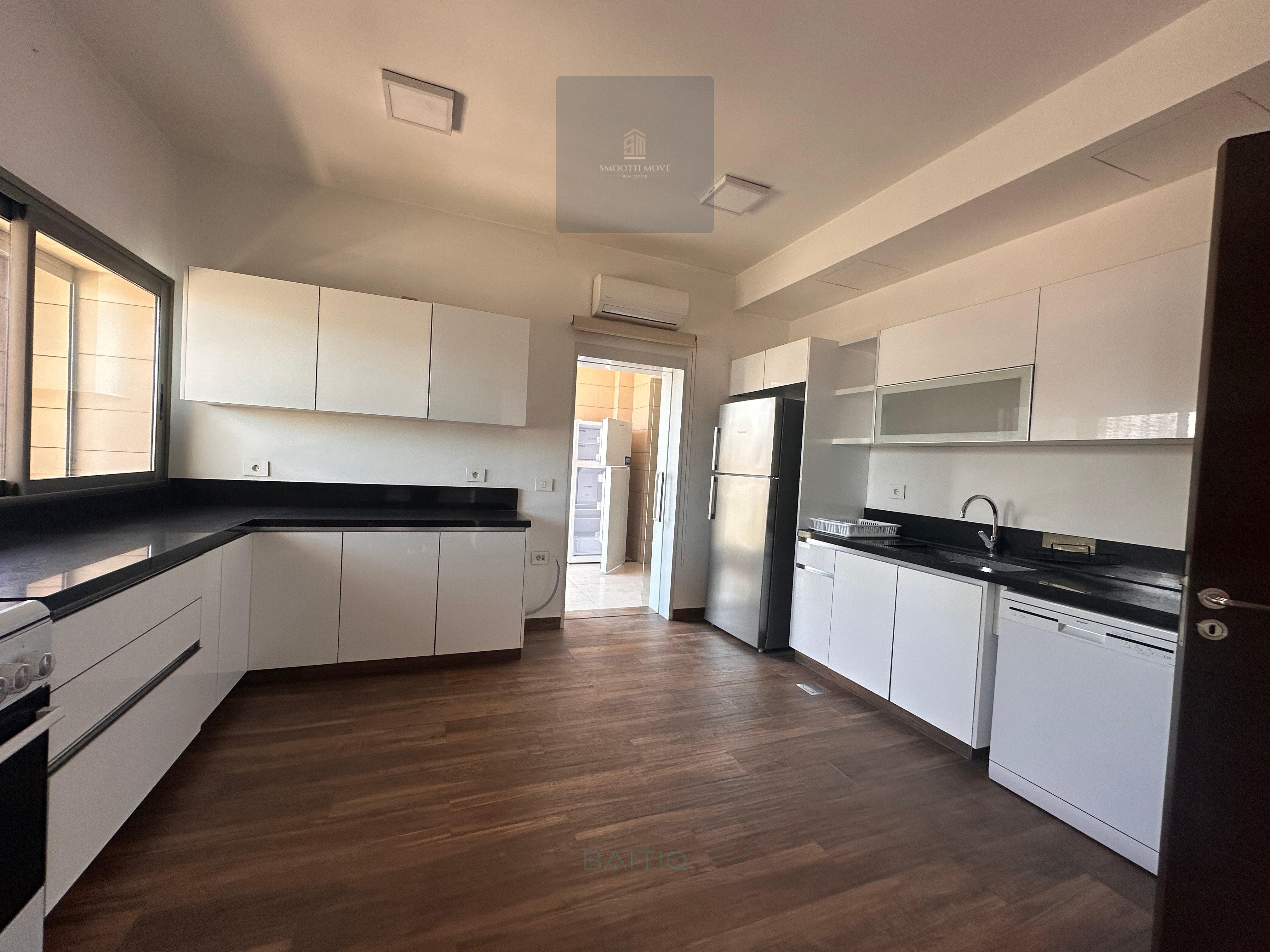 Seaview Apartment with Outdoor Terrace for Rent in Tabaris, Beirut — الصورة 13