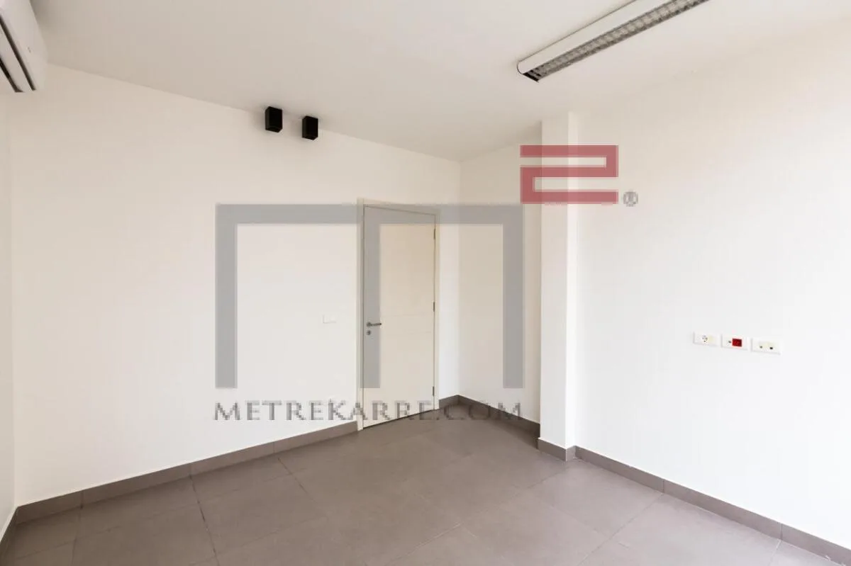Office for Rent in Hamra — الصورة 3