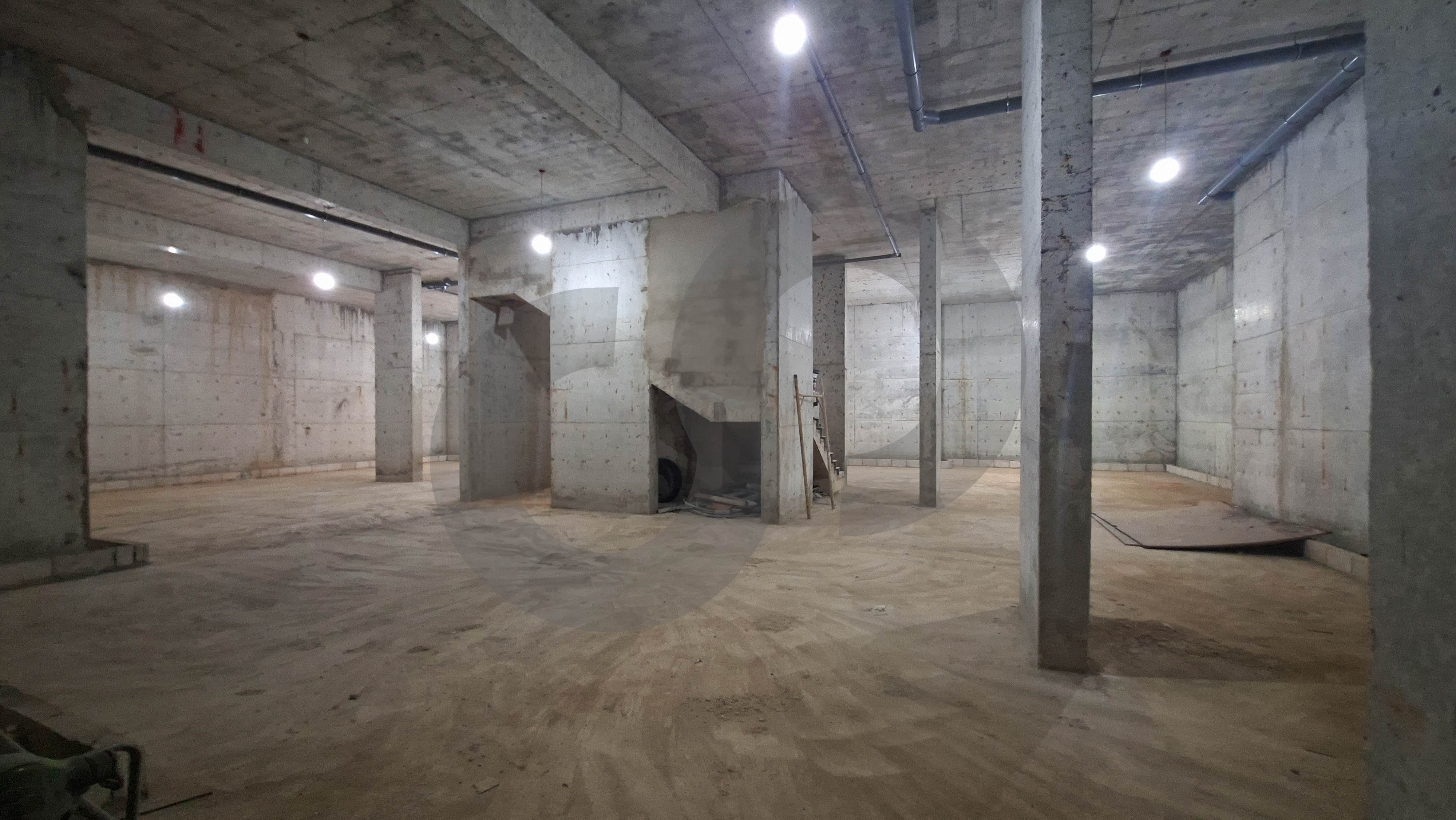 Spacious warehouse available for rent in a prime location in Chouit — الصورة 3